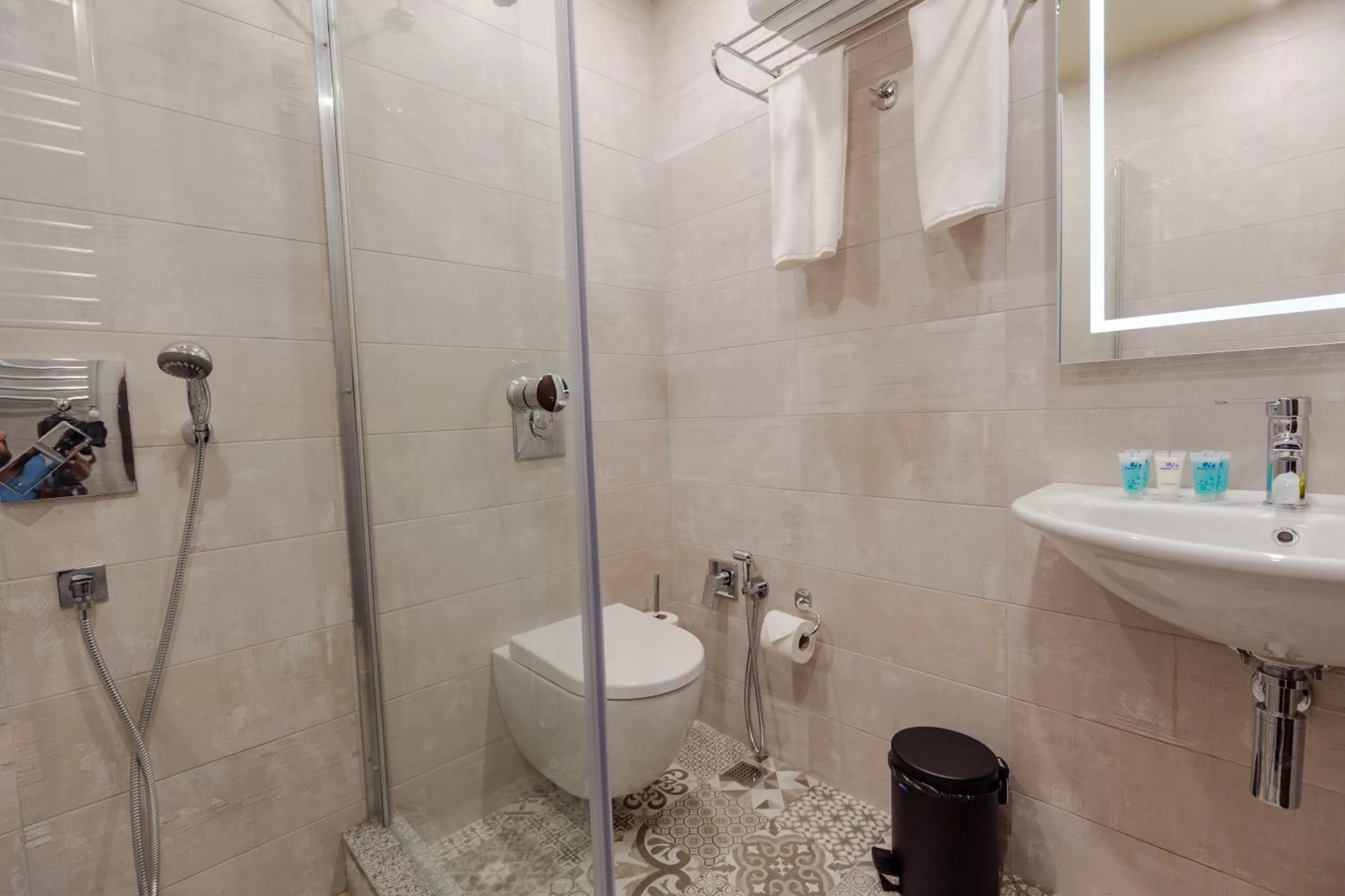 Shower, Bathroom in HOTEL BLOOM