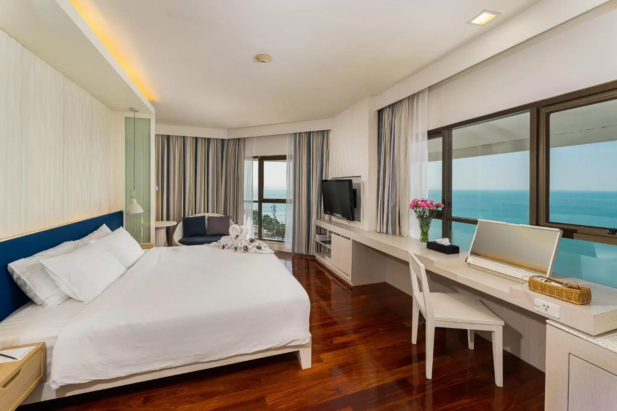 Suite Seaview - Palm wing in Jomtien Palm Beach Hotel and Resort Suite Seaview - Palm wing in Jomtien Palm Beach Hotel and Resort