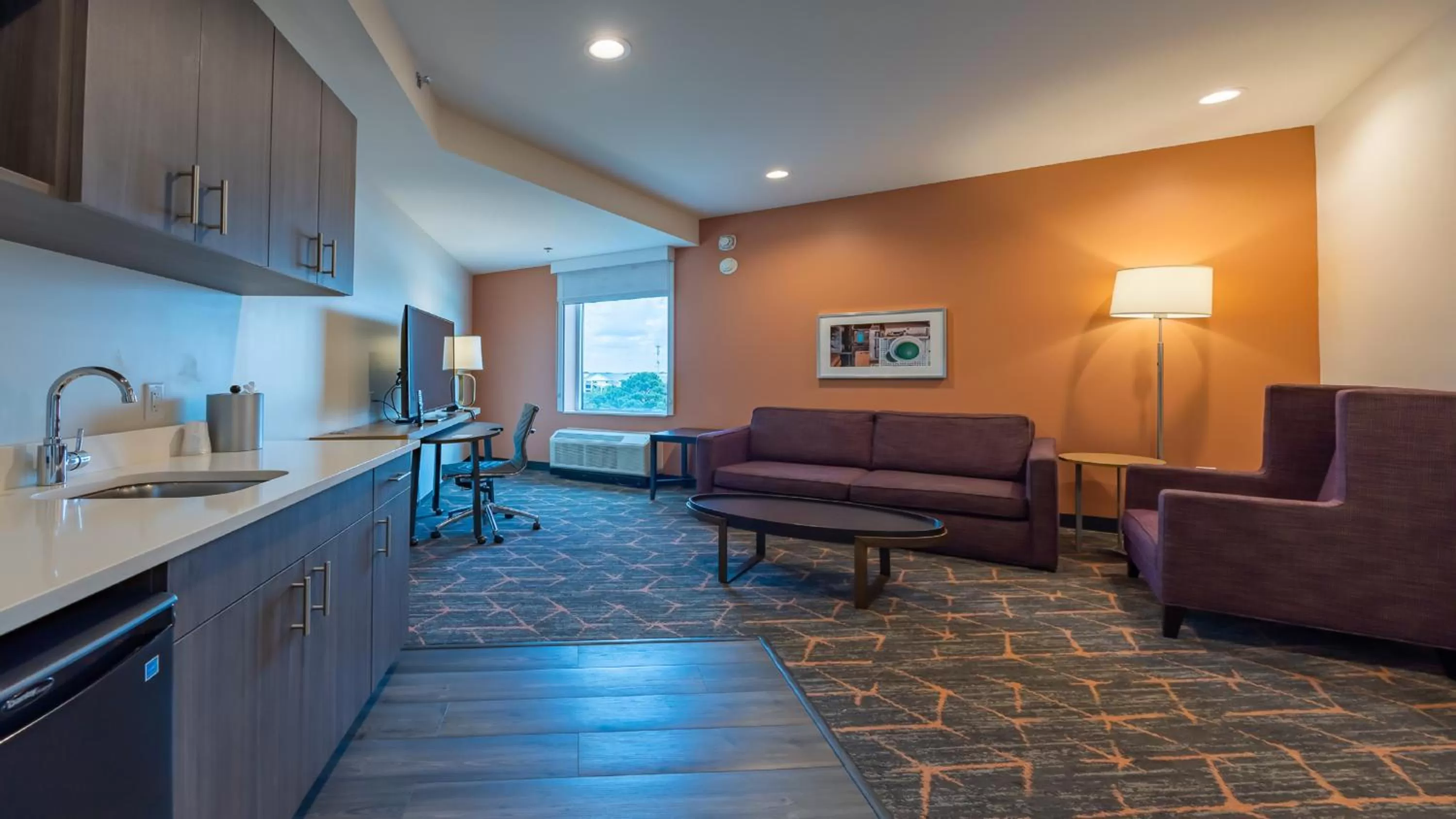 Living room in Courtyard by Marriott Atlanta Dunwoody