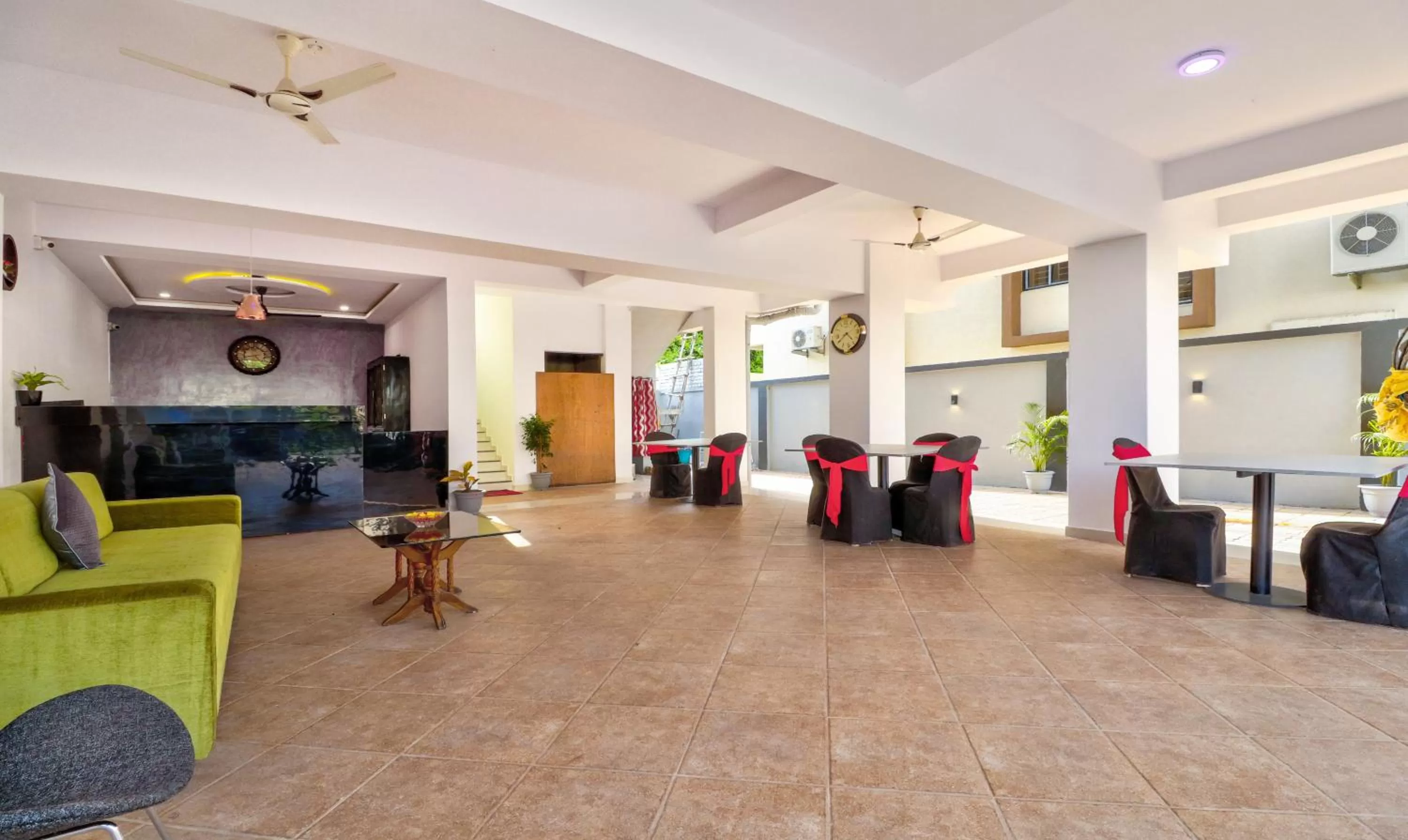 Seating area in Itsy Hotels Carnival Inn