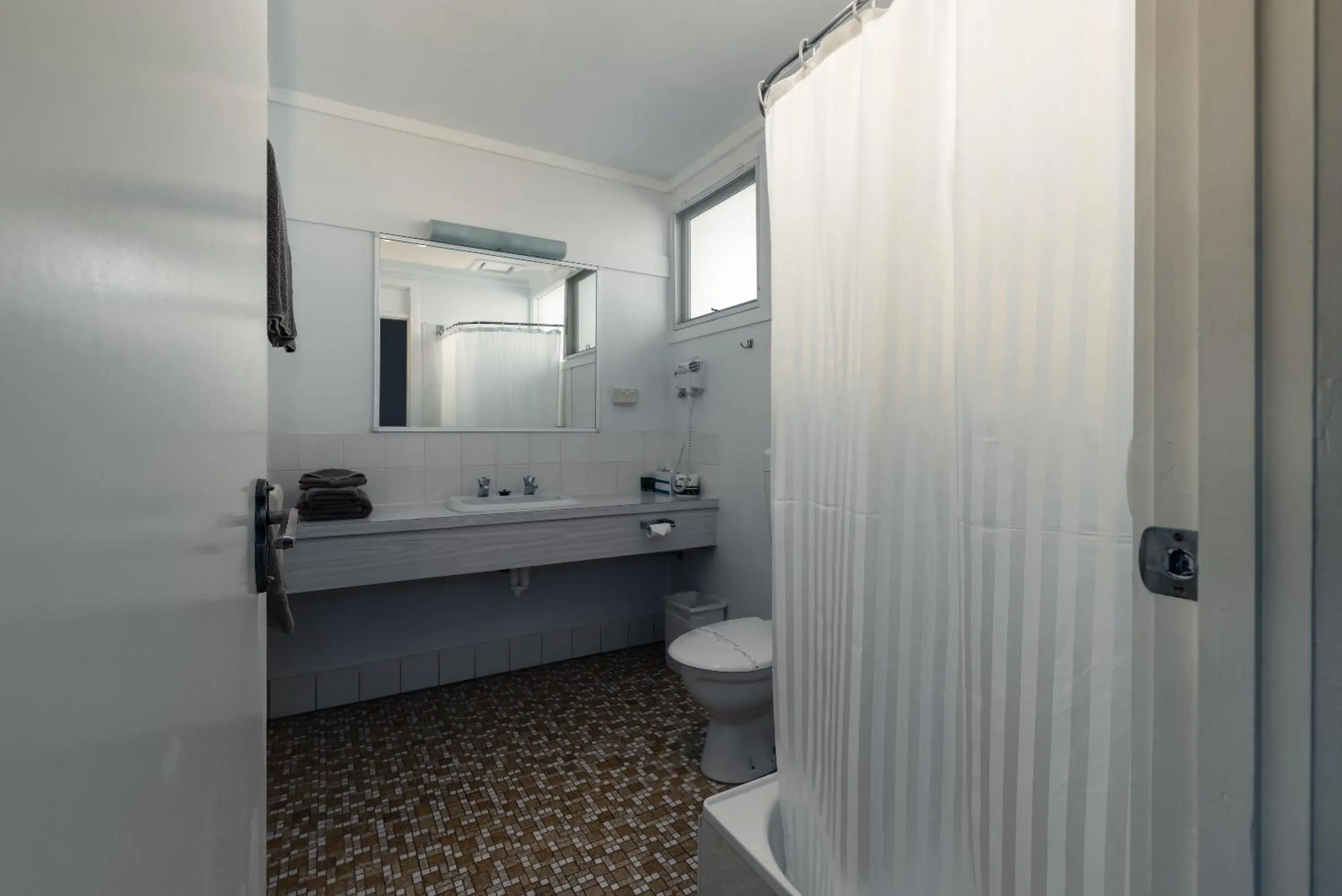 Deluxe Queen Room in Barclay Motor Inn Deluxe Queen Room in Barclay Motor Inn