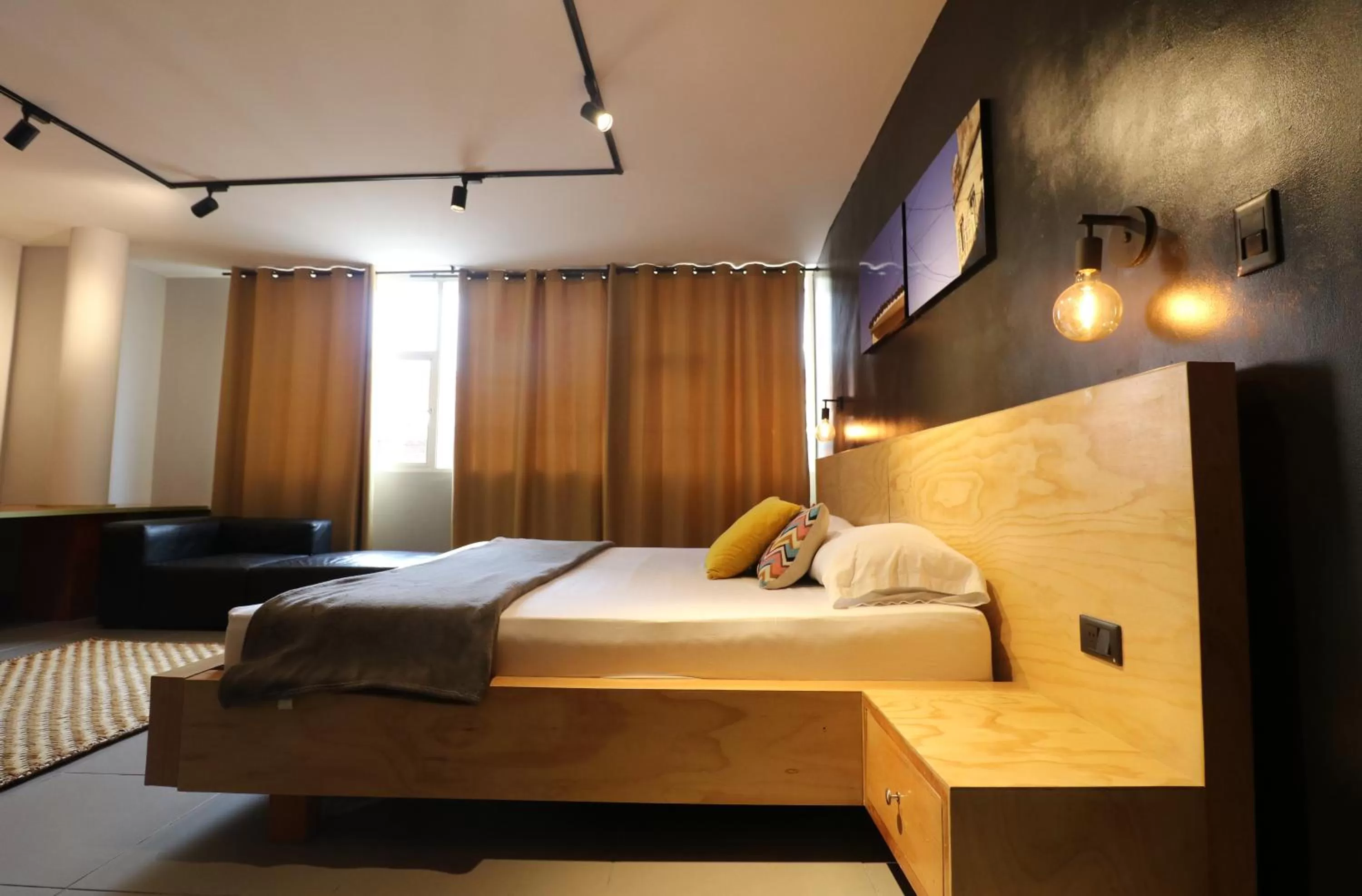 Bed in 554 Apartments