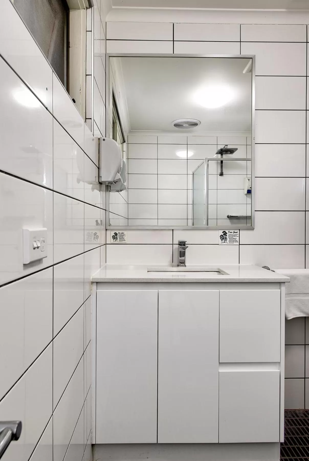 Bathroom in Frankston Motel