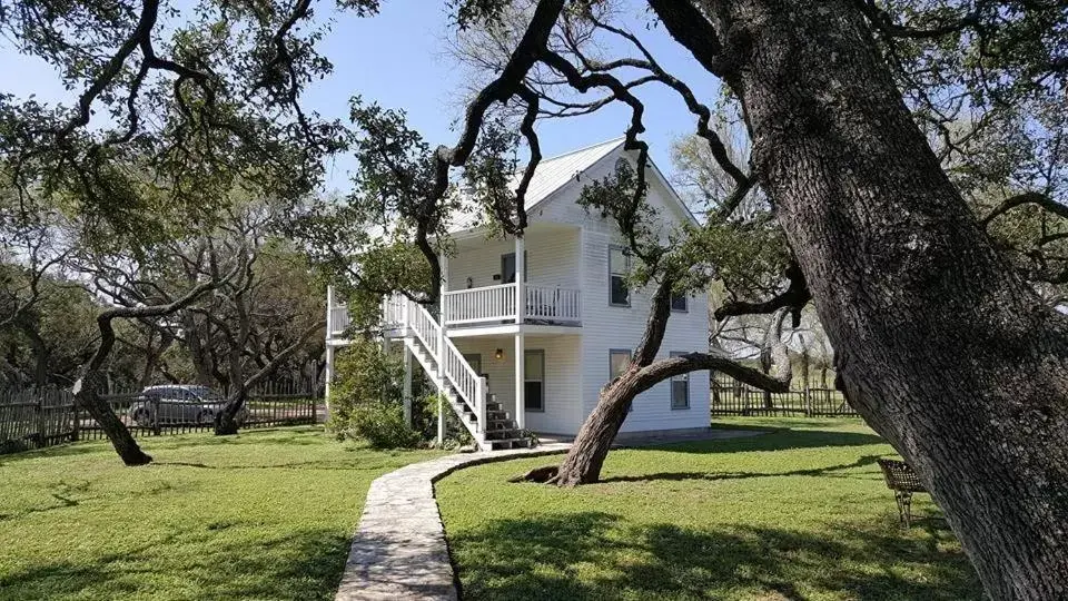 Deluxe Queen Room with Fireplace and Spa Bath in Full Moon Inn Deluxe Queen Room with Fireplace and Spa Bath in Full Moon Inn