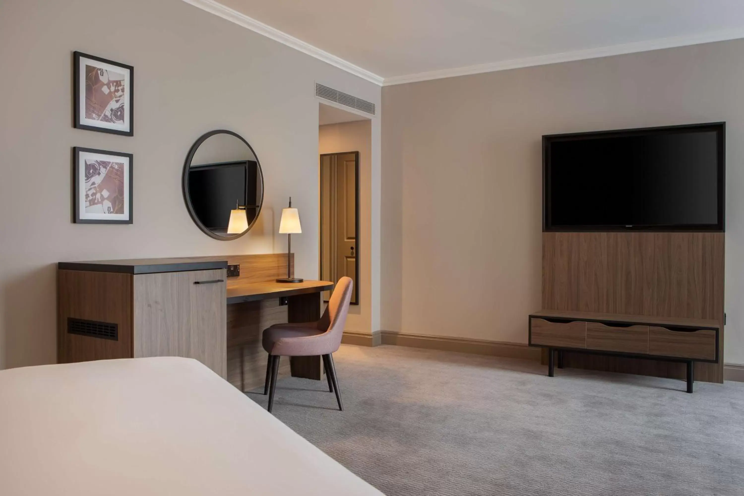 Deluxe King Room in DoubleTree by Hilton Dartford Bridge Deluxe King Room in DoubleTree by Hilton Dartford Bridge