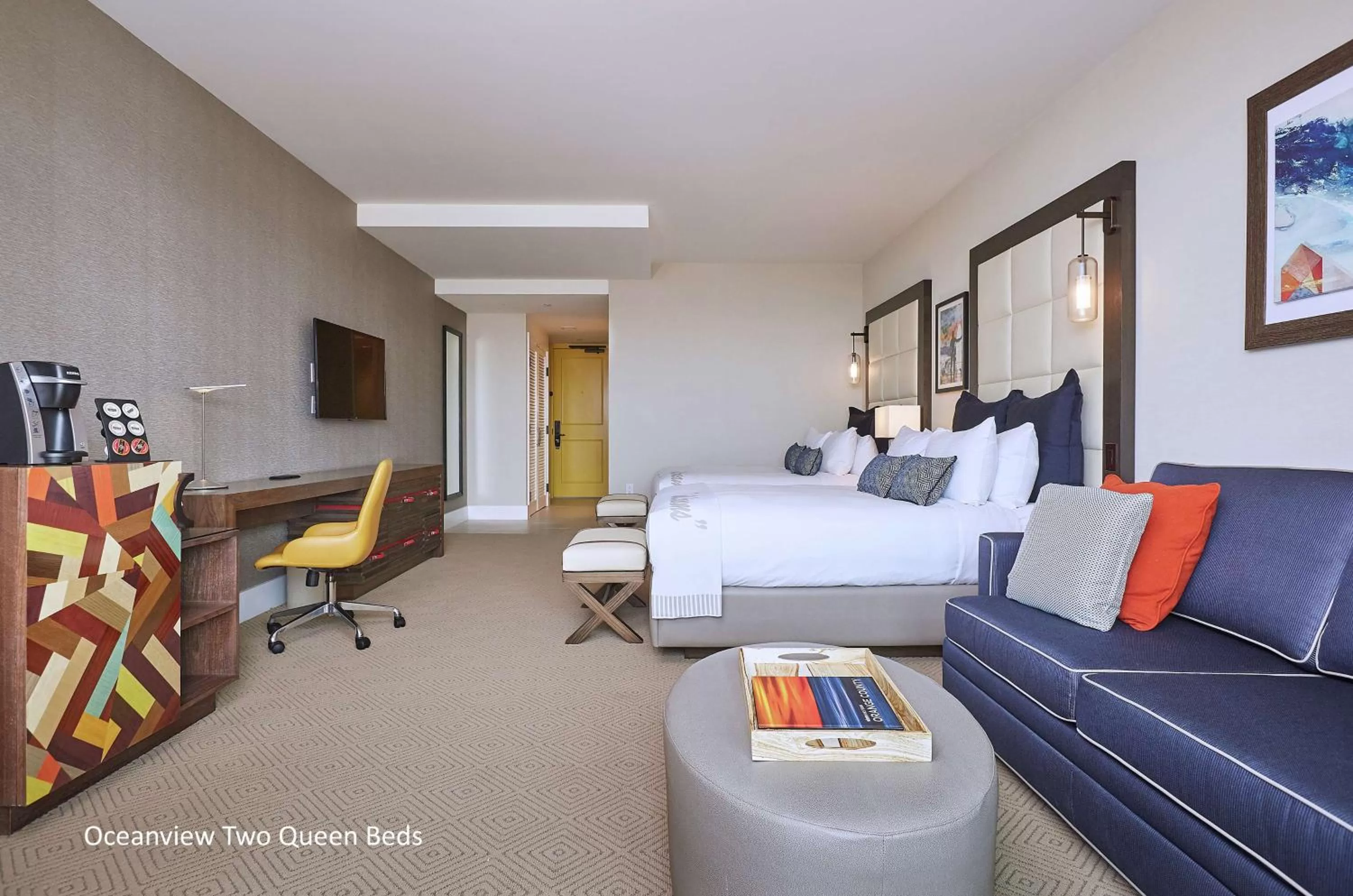 Living room, Bed in The Waterfront Beach Resort, A Hilton Hotel
