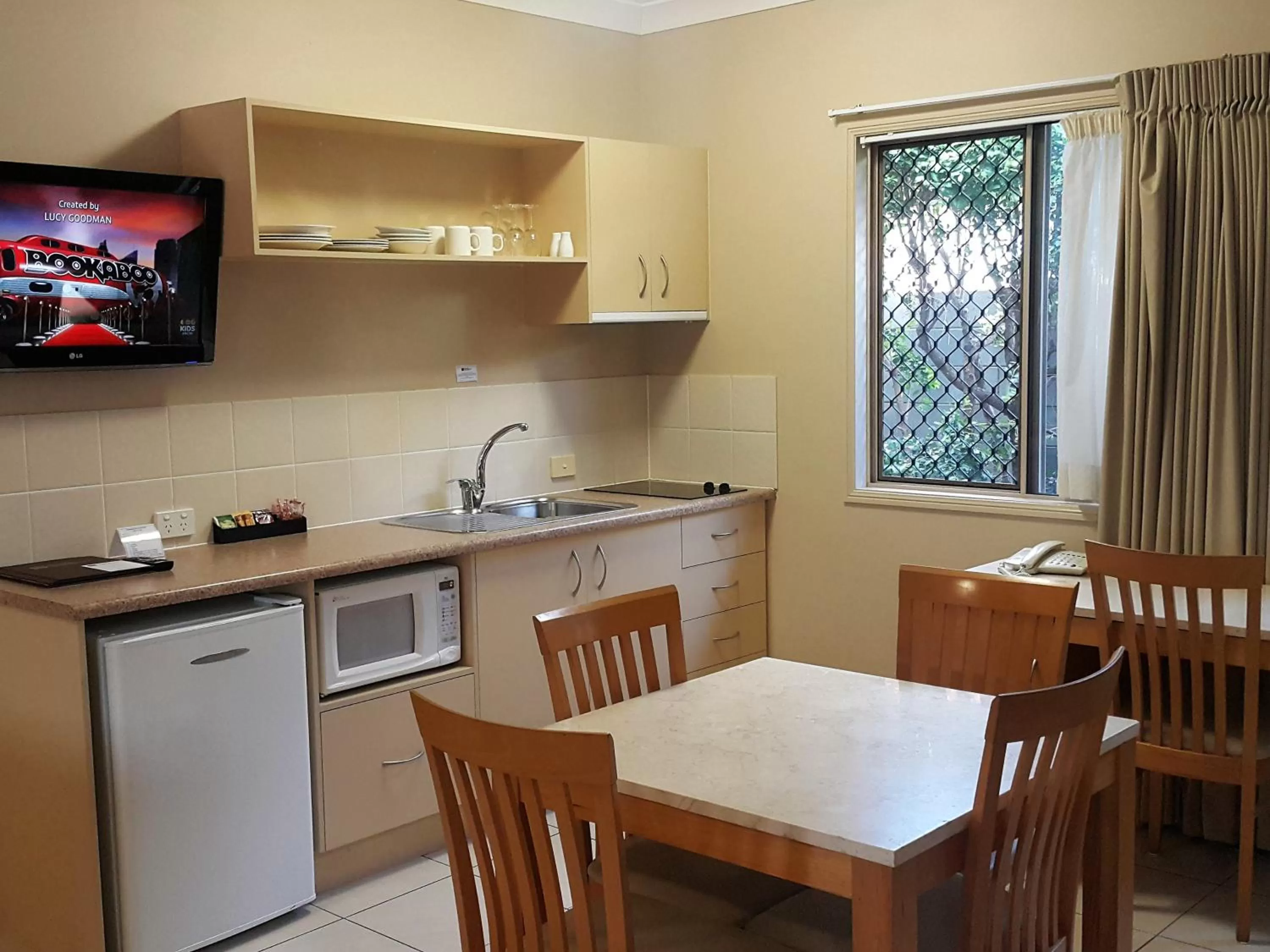 Kitchen or kitchenette in Cascade Motel In Townsville