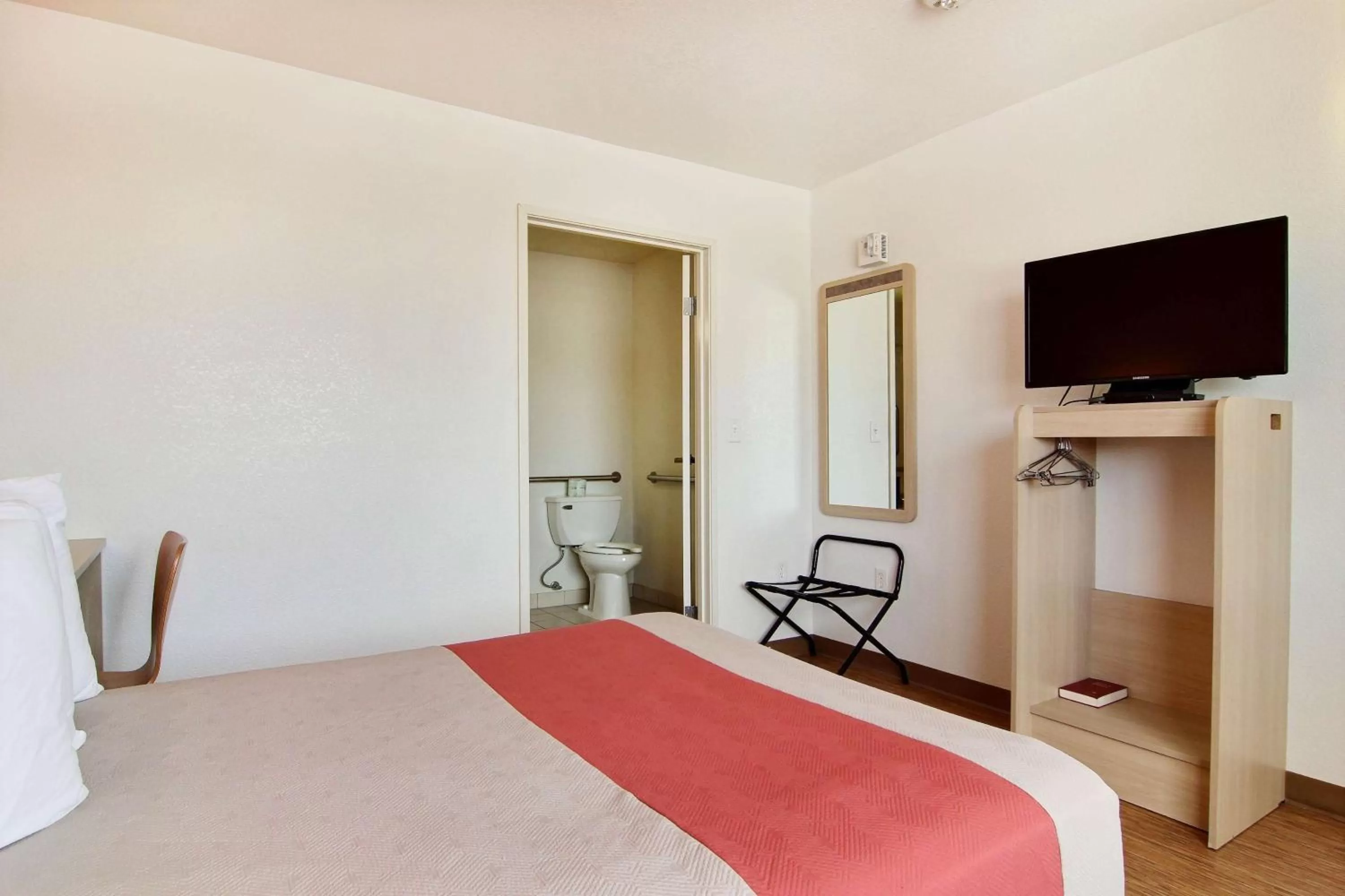 Bedroom, Bed in Motel 6-Fort Stockton, TX