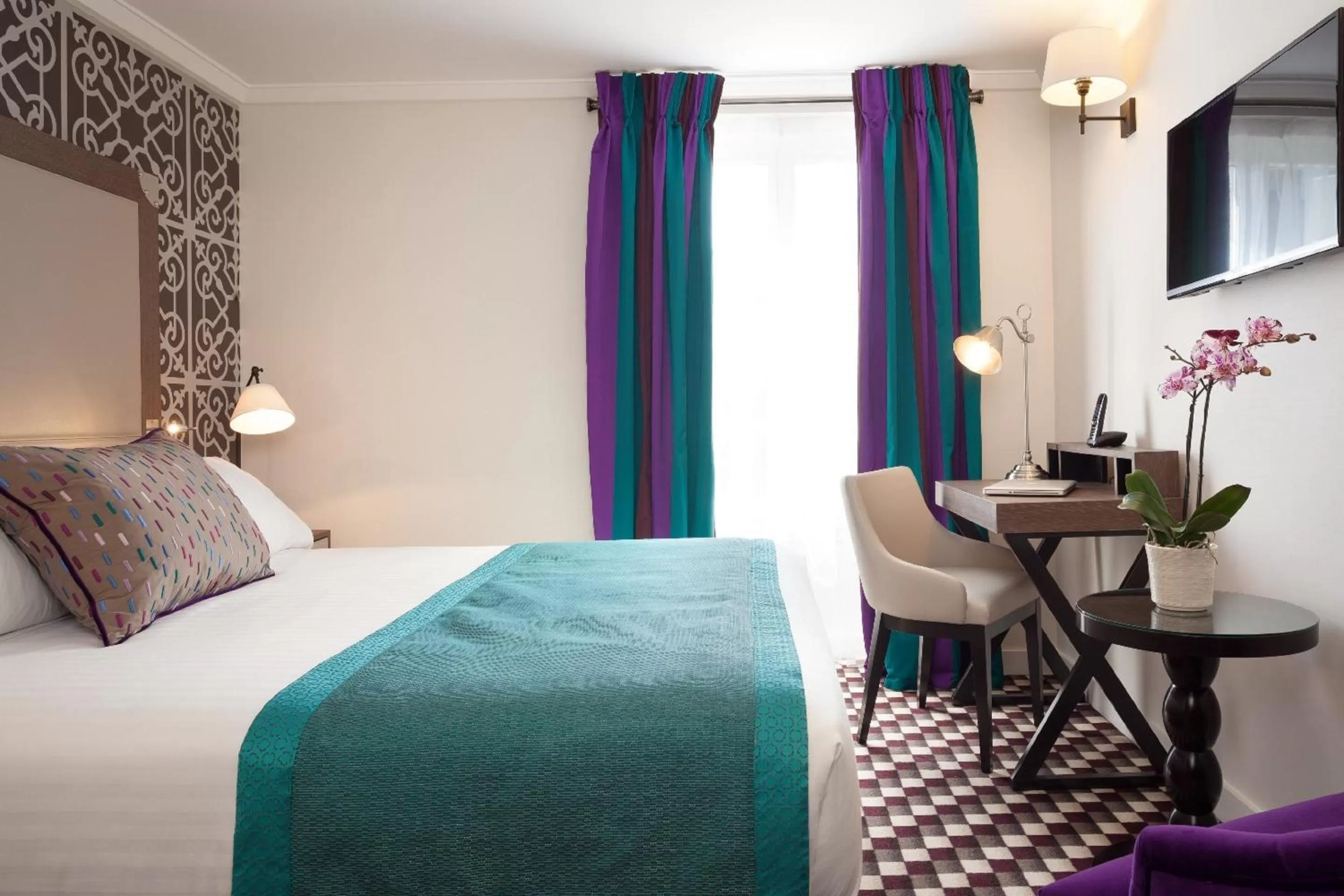 Bedroom, Bed in Hotel Phileas Lazare & Spa - Opera