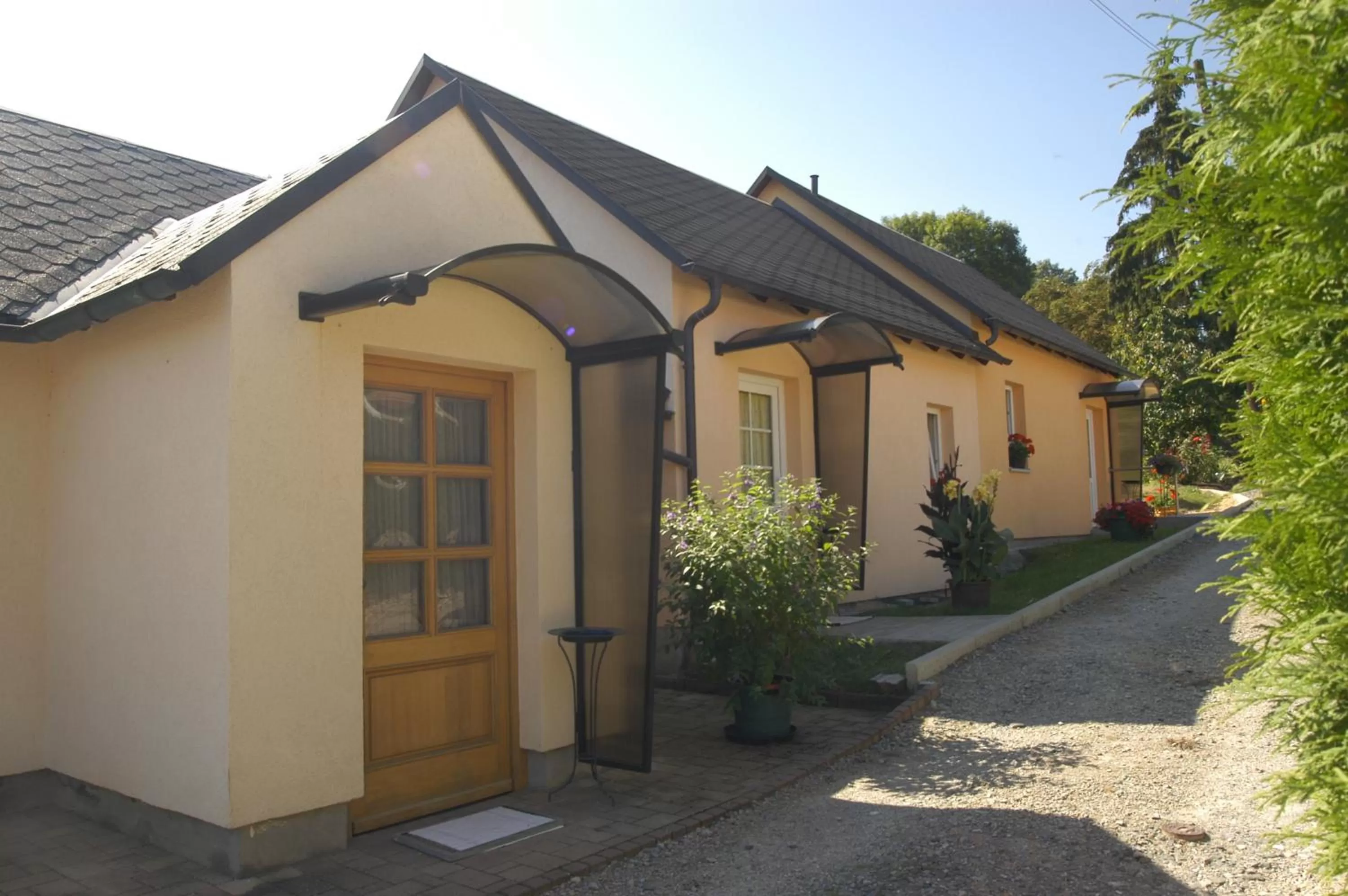 Property building in Hotel Haus Orchideental Jena