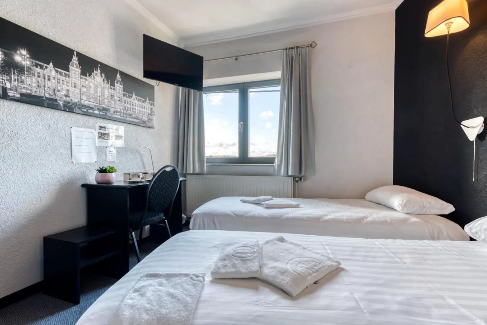 Bedroom, Bed in Hôtel de la Gare