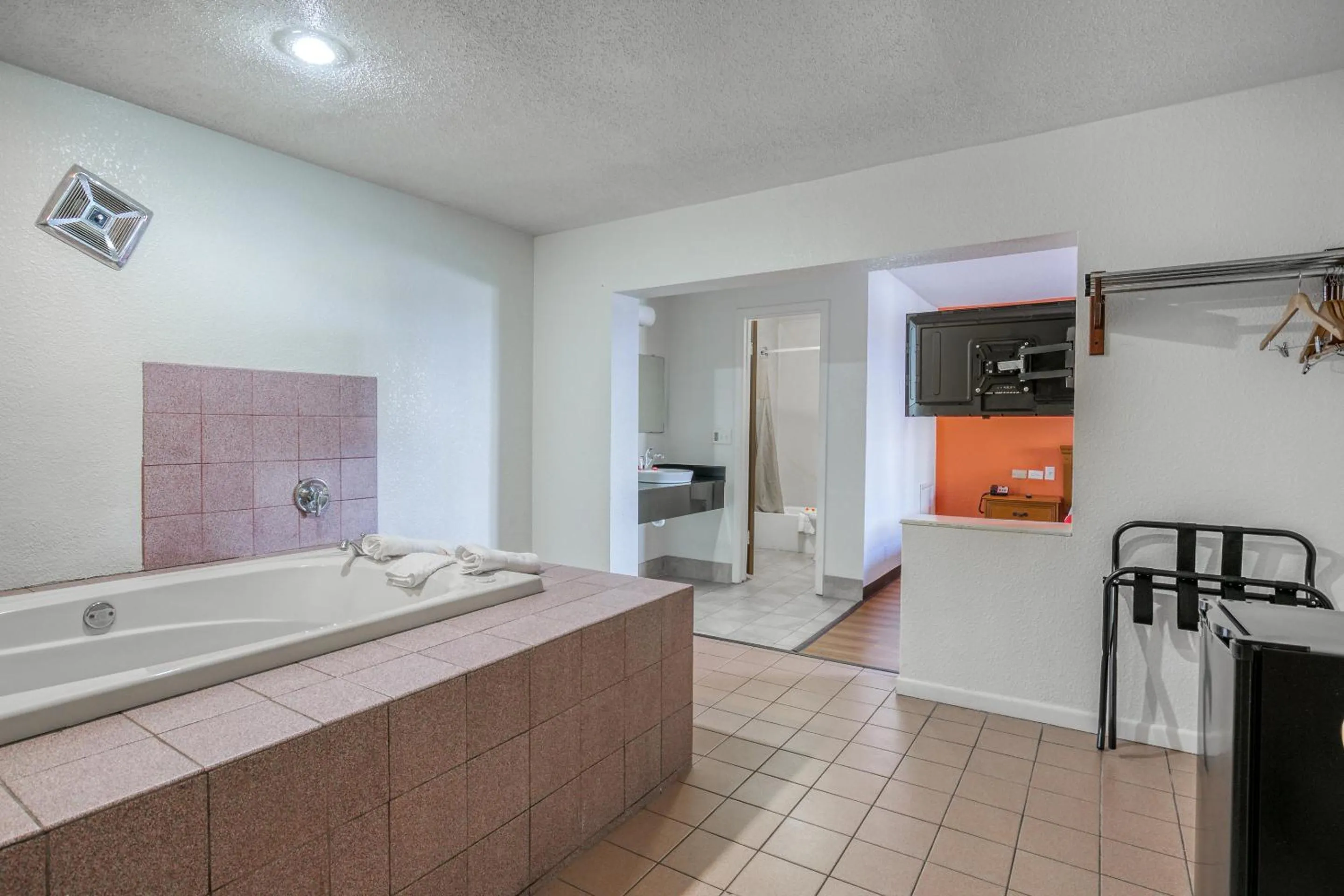 Area and facilities, Bed in FairBridge Inn Express North Lima