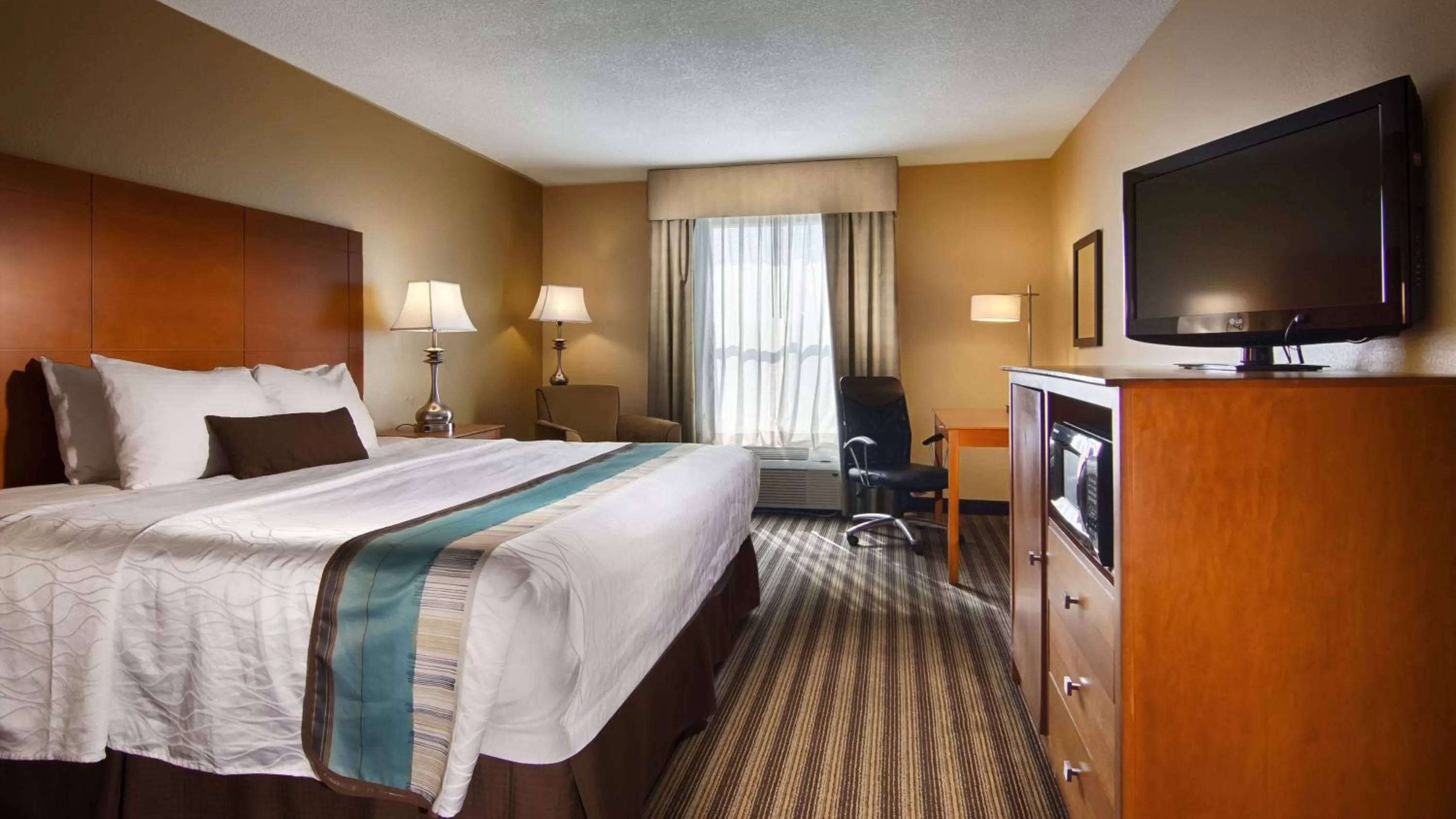 Photo of the whole room, Bed in Best Western Plus Seawall Inn & Suites by the Beach