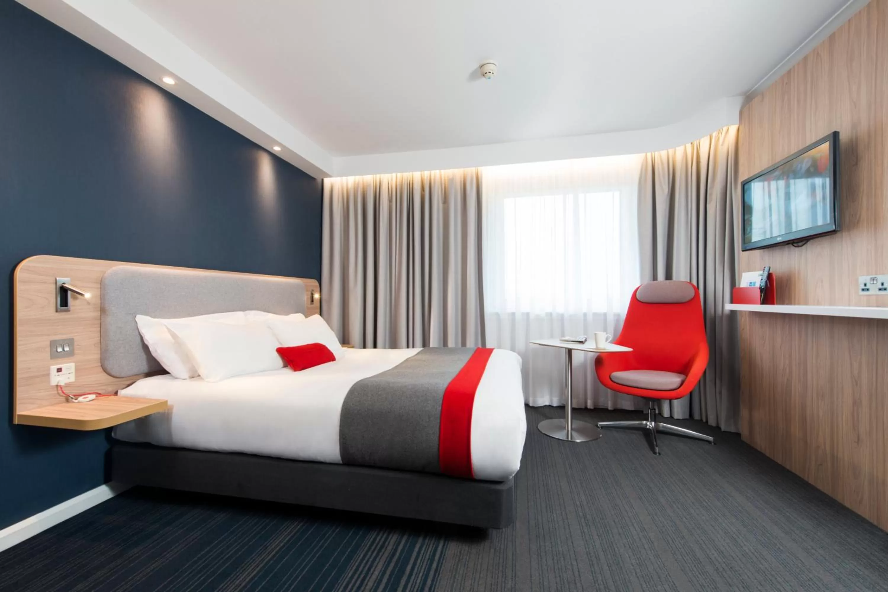 Photo of the whole room, Bed in Holiday Inn Express London - Dartford by IHG