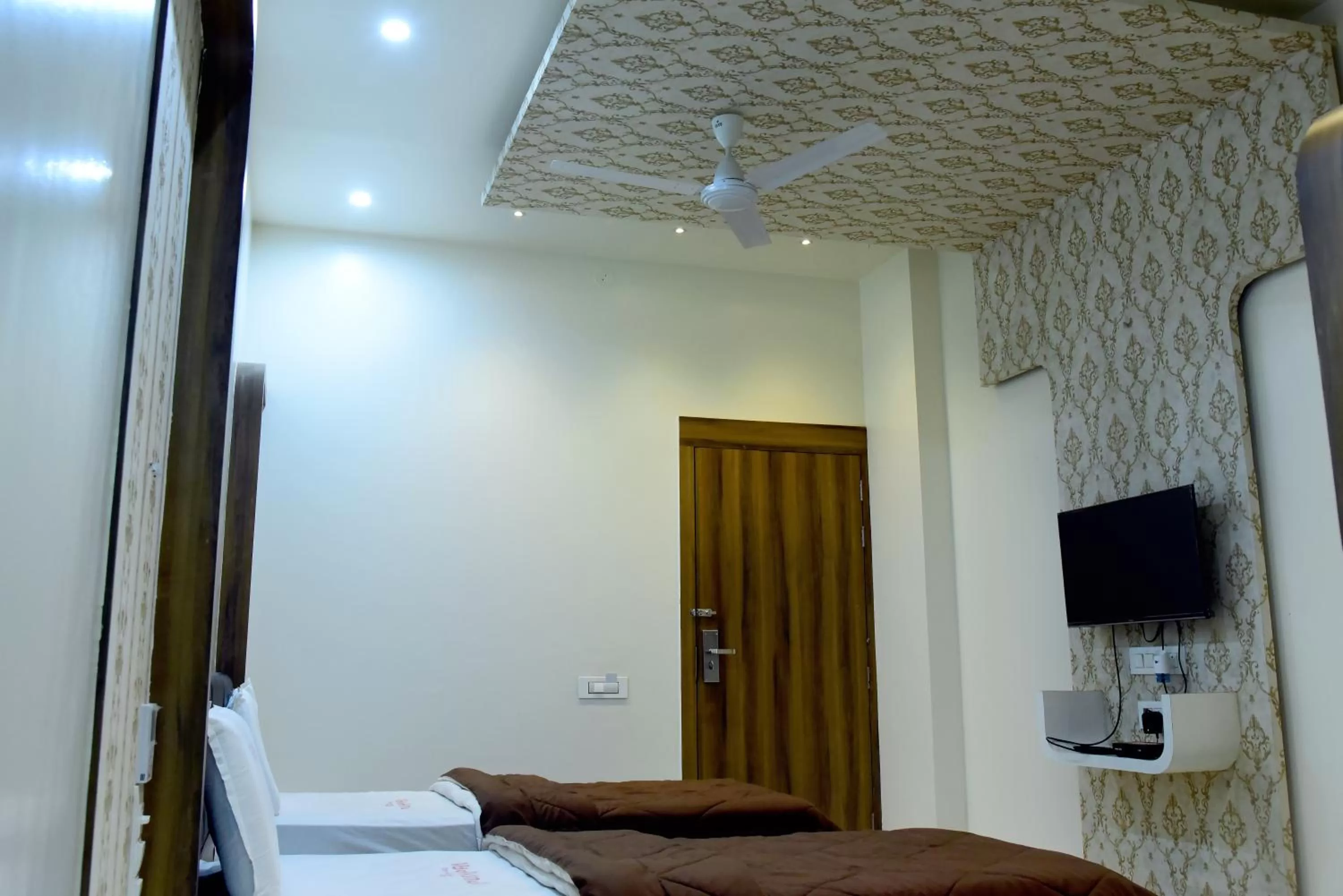 Communal lounge/ TV room, Bed in Hotel Pushpak