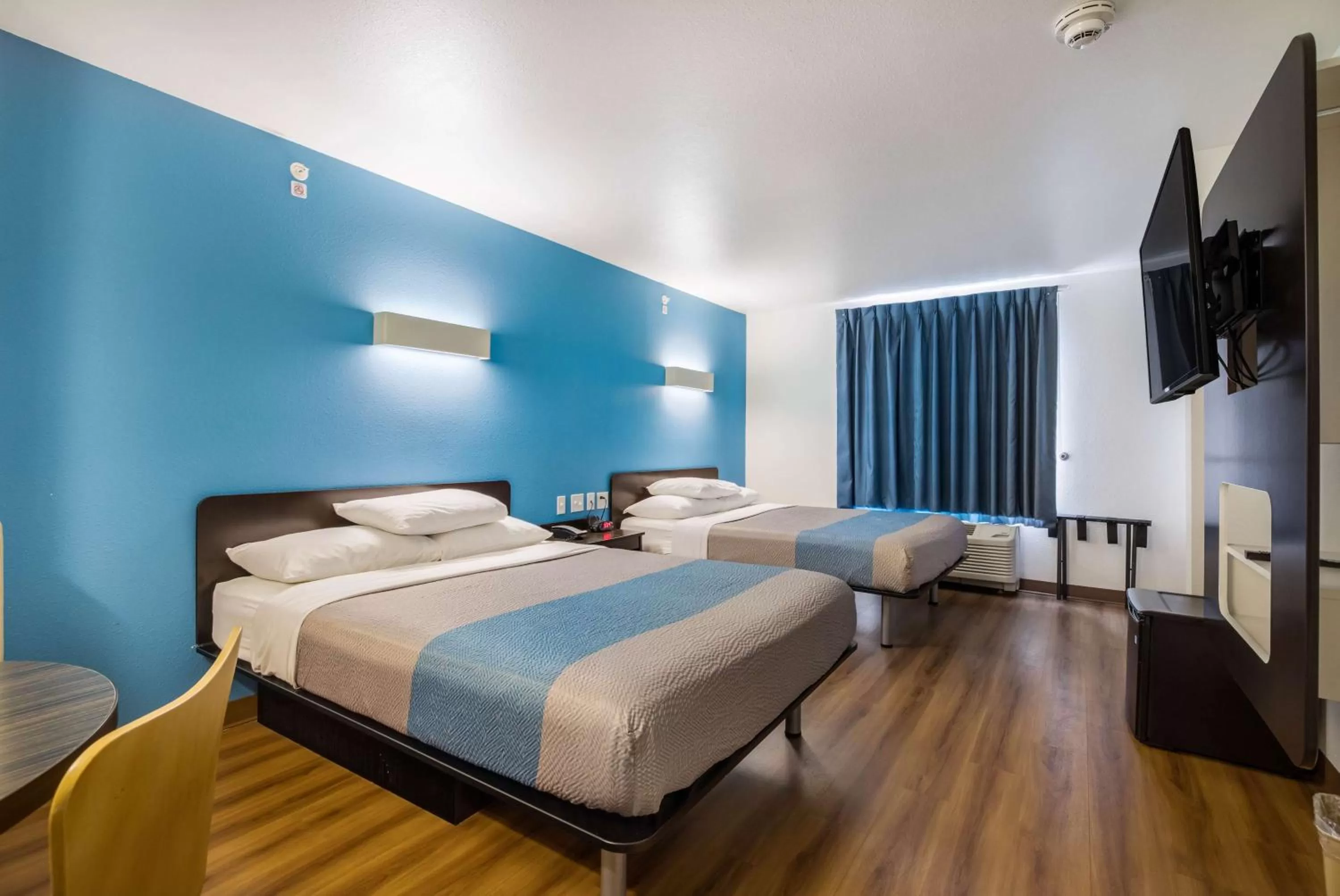 Photo of the whole room, Bed in Motel 6 Poplar Bluff, MO