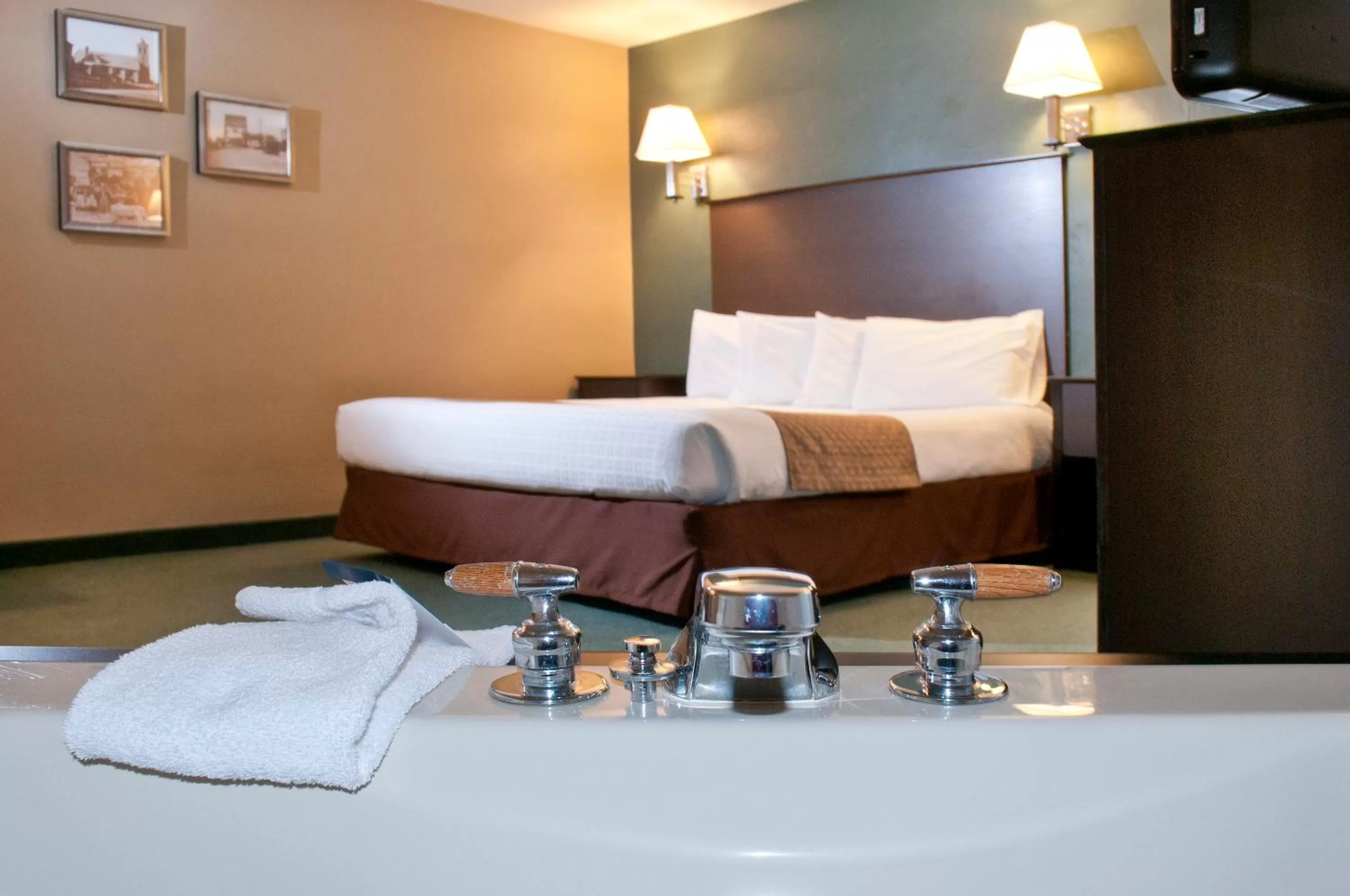 Photo of the whole room, Bed in AmericInn by Wyndham Green Bay West