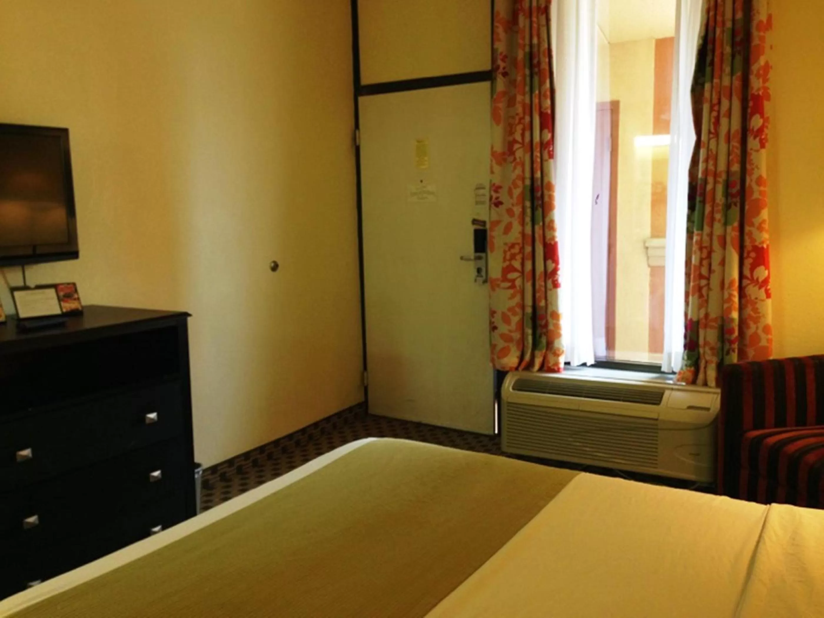 Bedroom, Bed in SureStay by Best Western Irving Grapevine DFW North