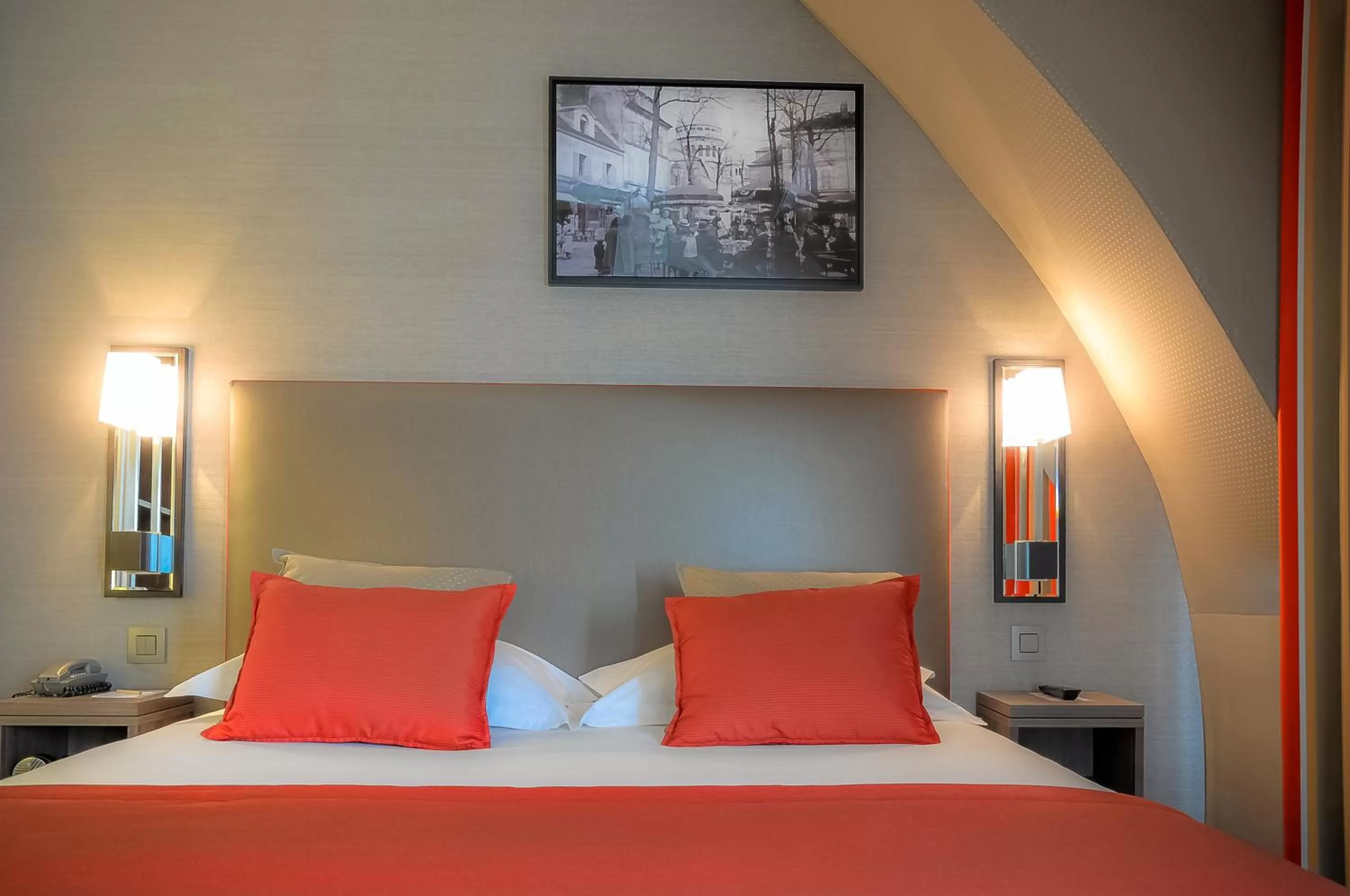 Bed in Hôtel Marais Bastille