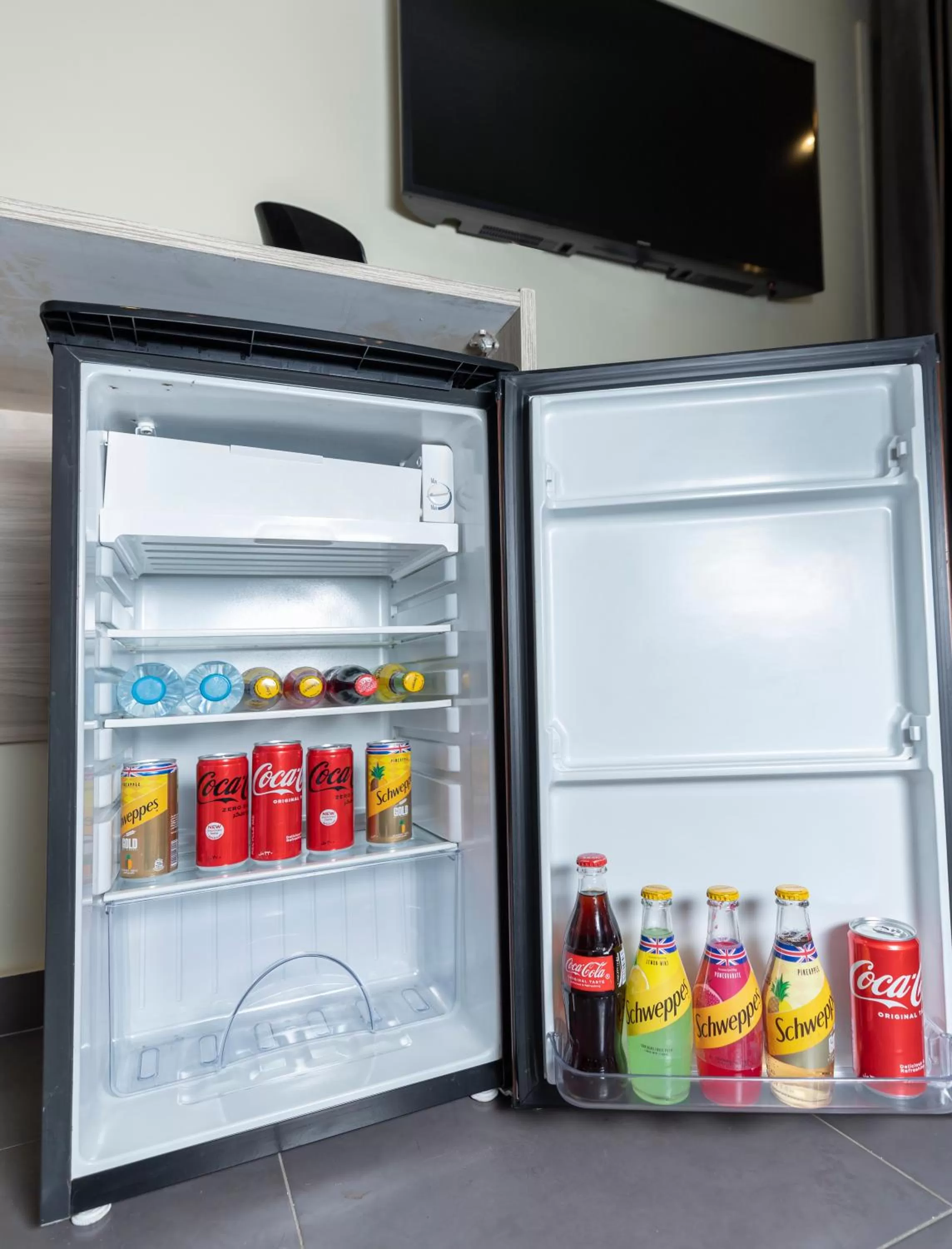 Communal lounge/ TV room, TV/Entertainment Center in Brothers Pyramids View Hotel