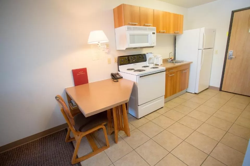 Kitchen or kitchenette in High Country Suites