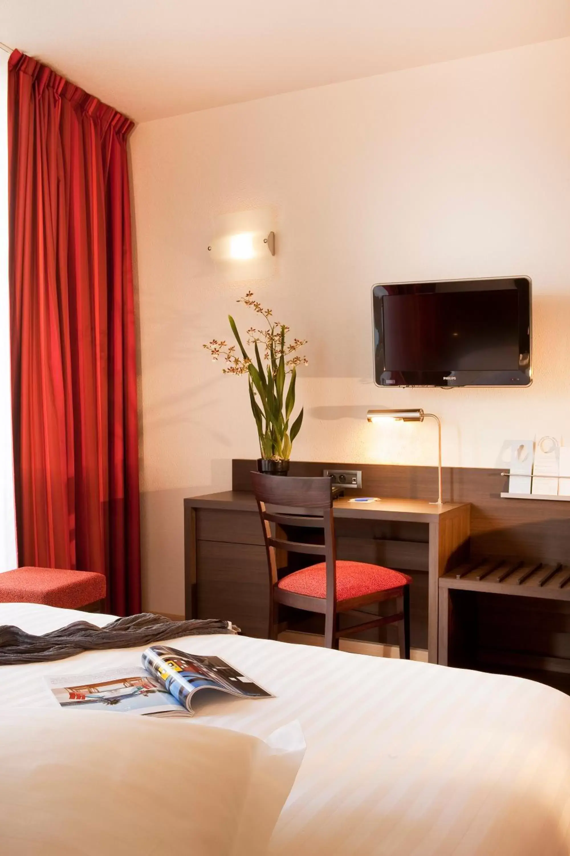 Deluxe Double Room with Old Port Side View in Escale Oceania Marseille Vieux Port Deluxe Double Room with Old Port Side View in Escale Oceania Marseille Vieux Port