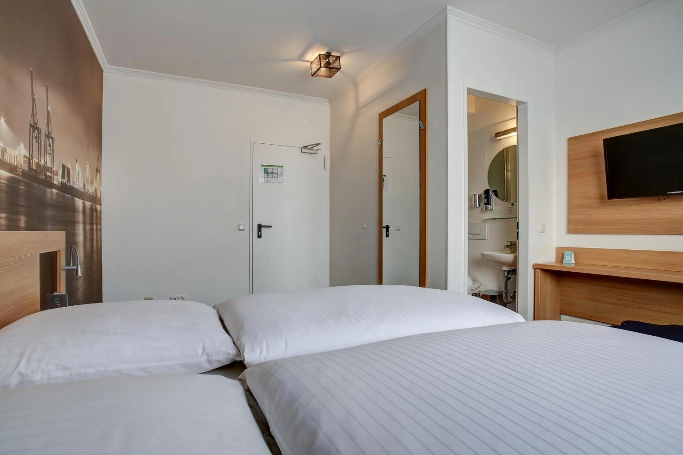 Photo of the whole room, Bed in Hotel Keese Hamburg