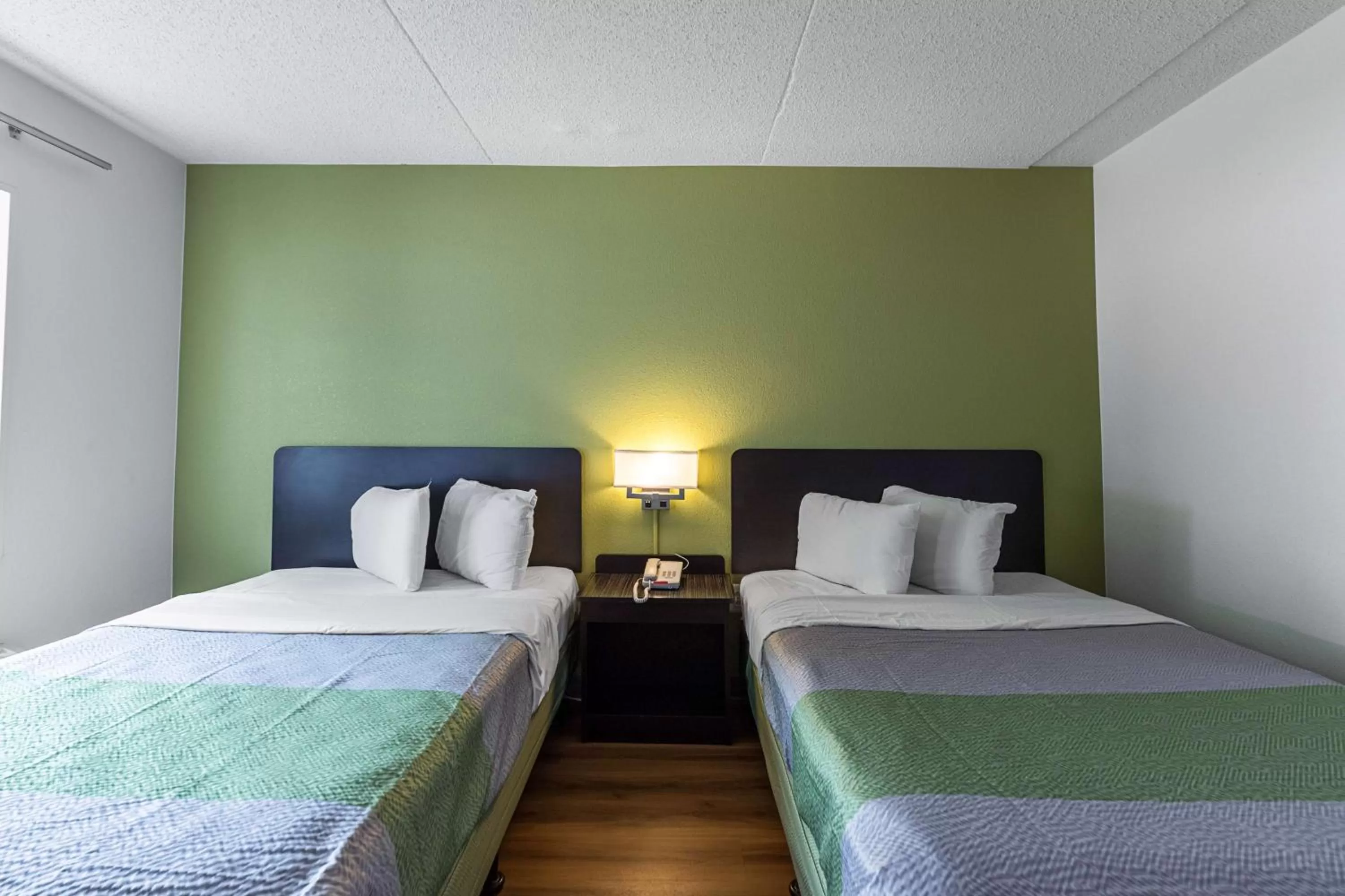 Photo of the whole room, Bed in Motel 6-Warminster, PA