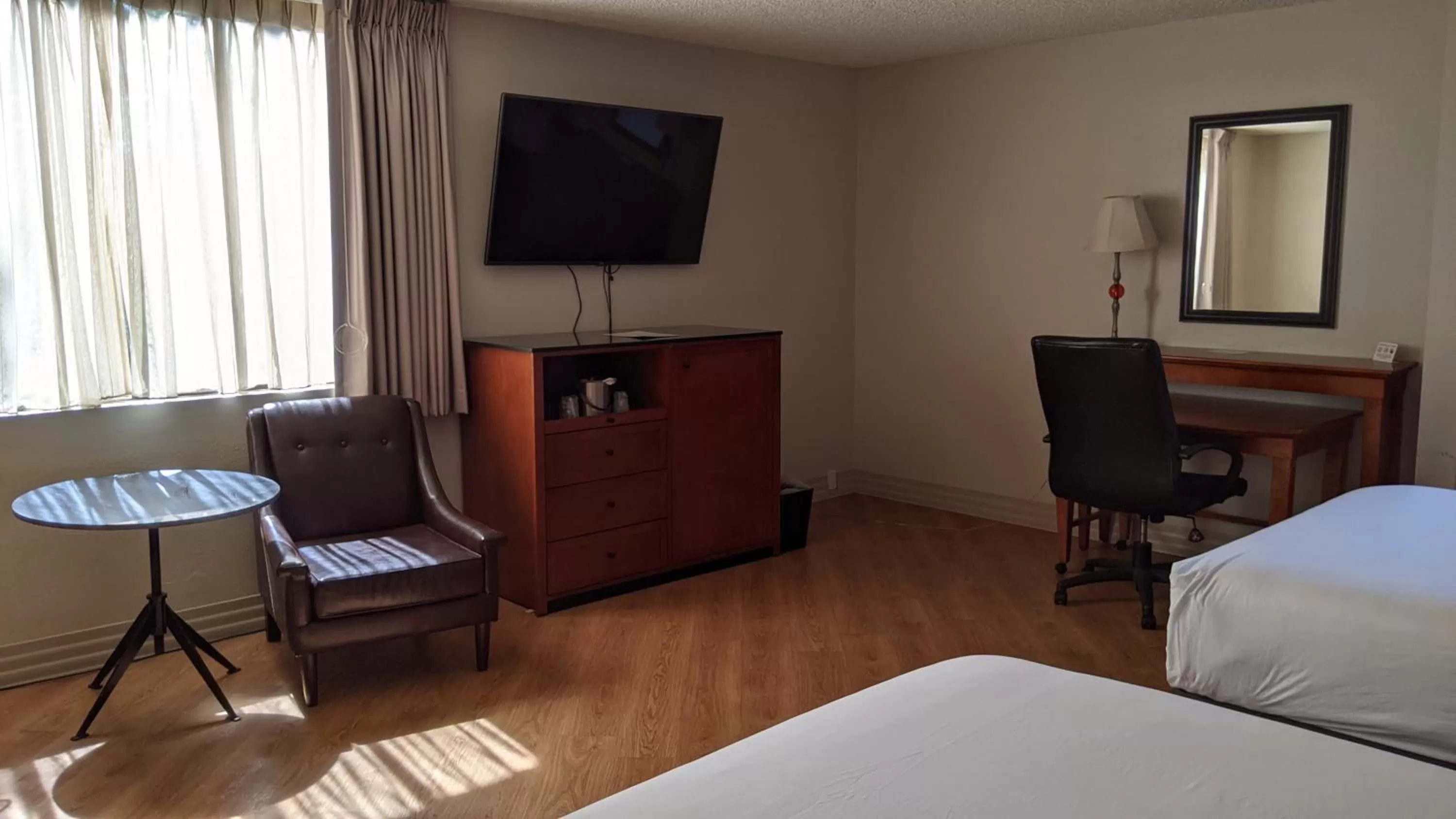 TV and multimedia, TV/Entertainment Center in Olympia Hotel at Capitol Lake