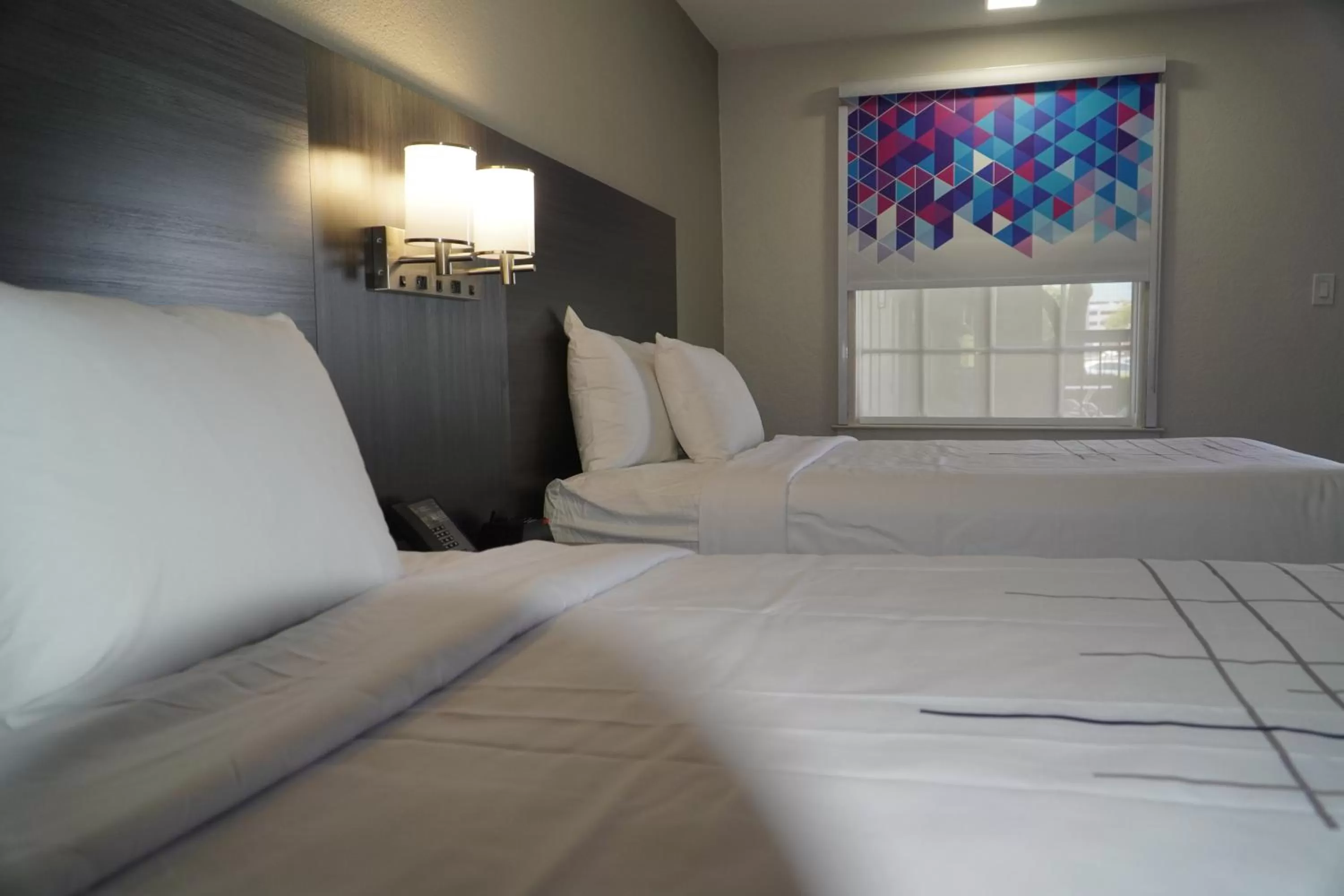 Bed in La Quinta Inn by Wyndham Dallas Uptown