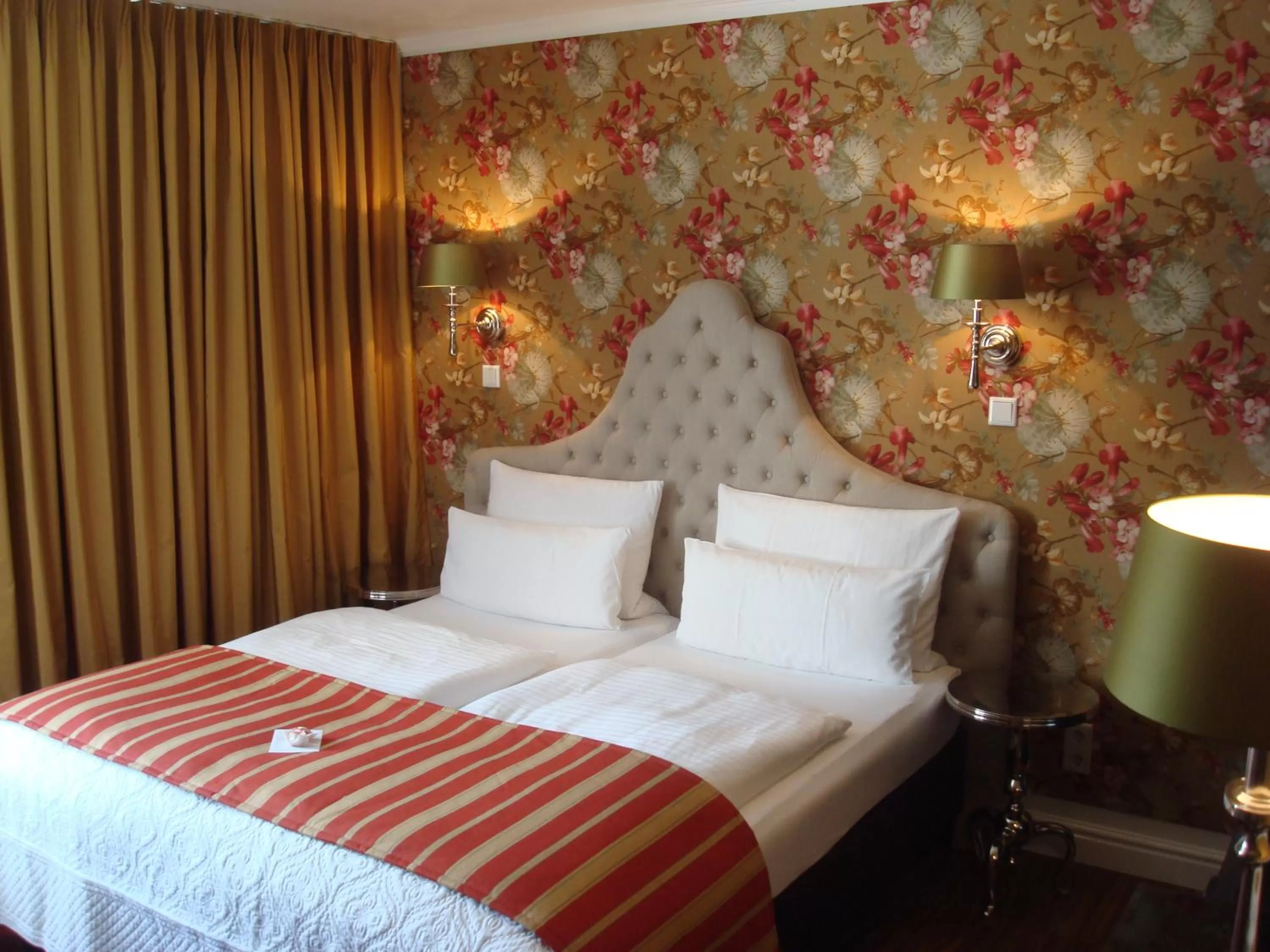 Photo of the whole room, Bed in Hotel Sir & Lady Astor