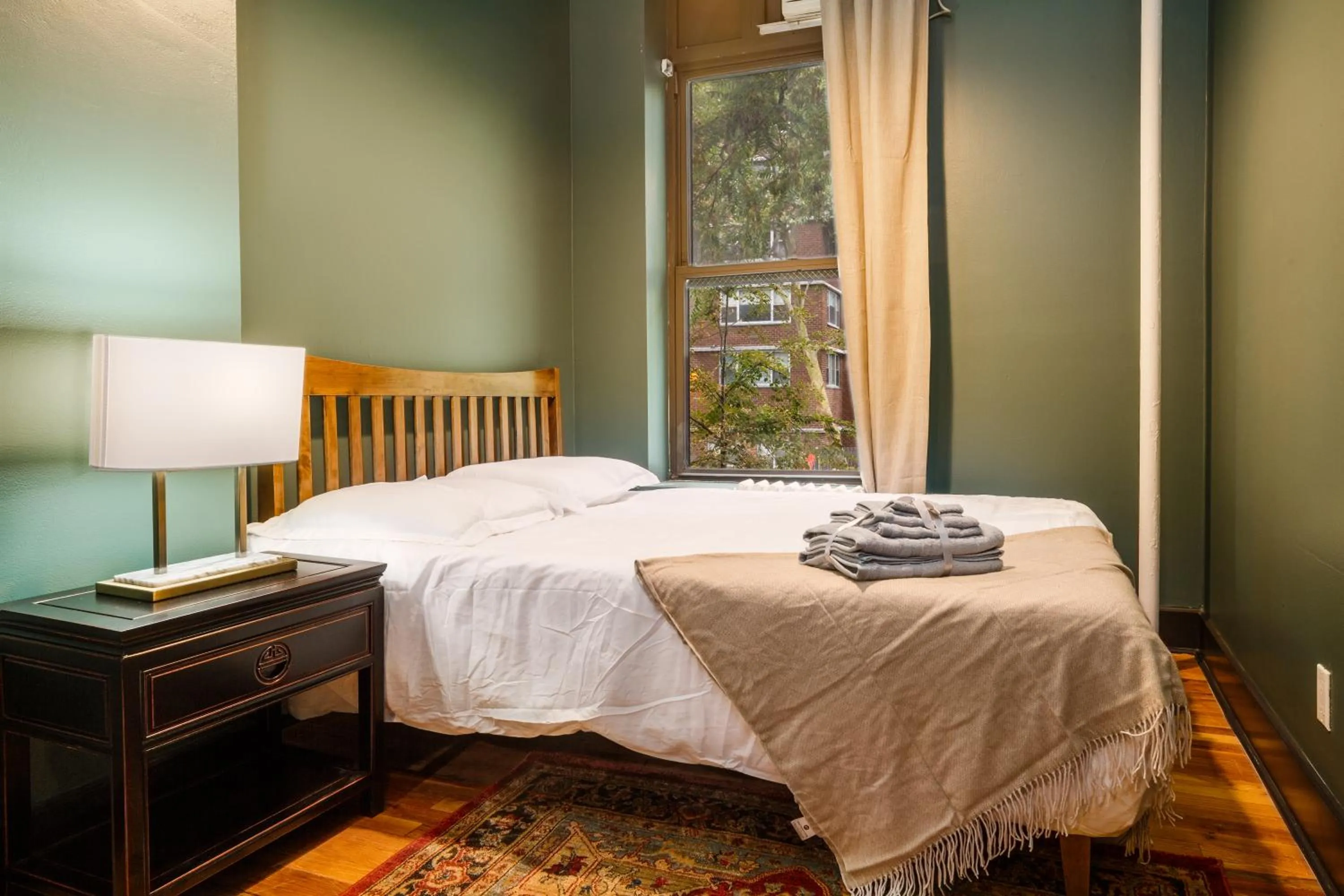 Photo of the whole room, Bed in Lamartine Chelsea