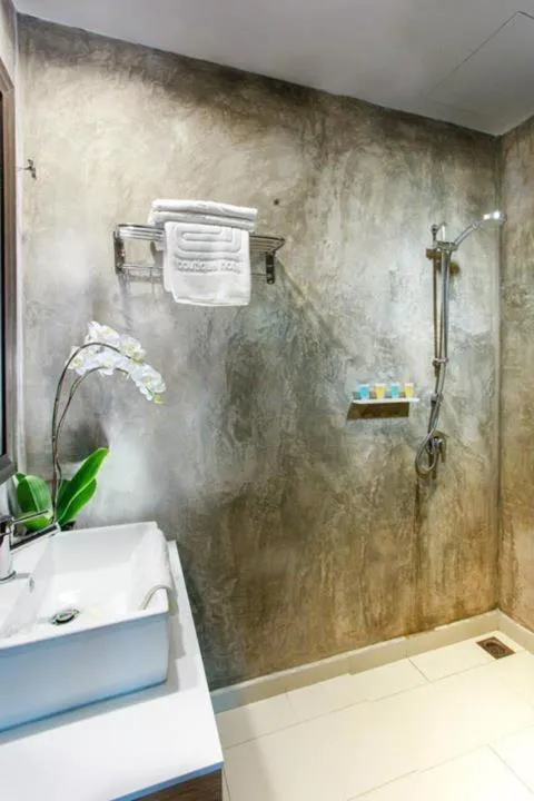 Shower in D Boutique Hotel