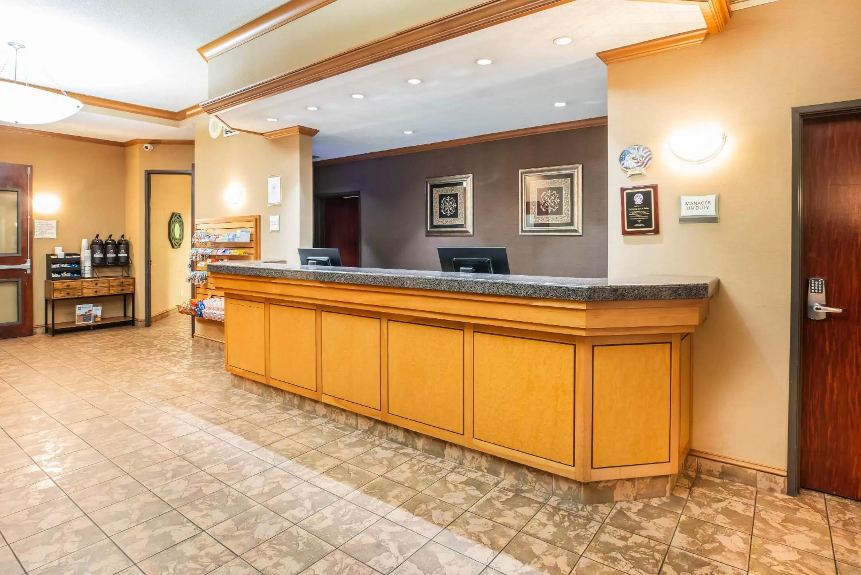 Lobby or reception in La Quinta by Wyndham Portland Airport