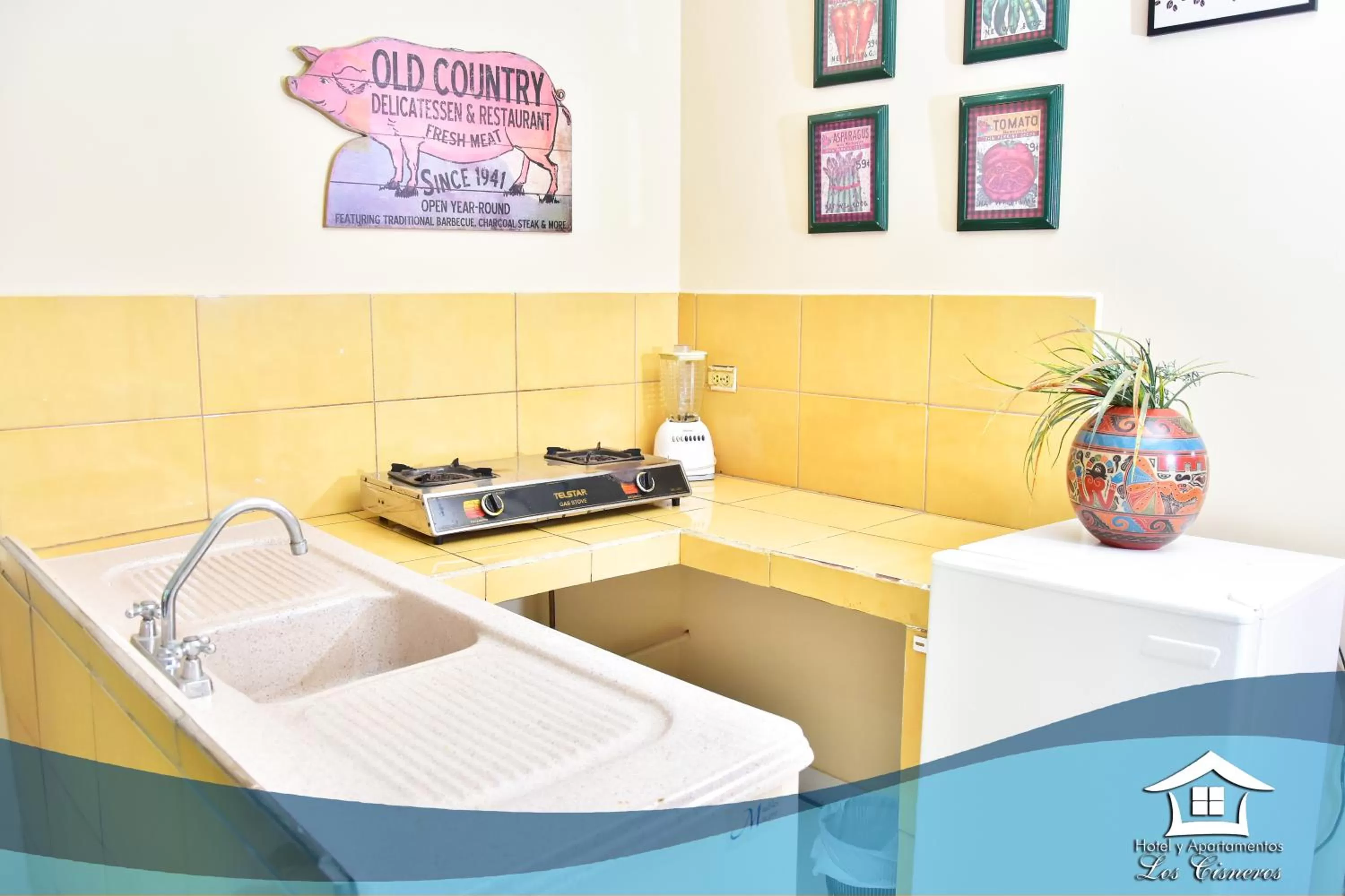 Kitchen or kitchenette, Bed in Hotel y Apartments Los Cisneros