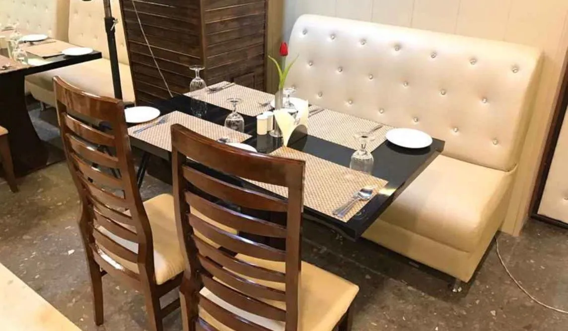 Restaurant/Places to Eat in Hotel Shanti Palace