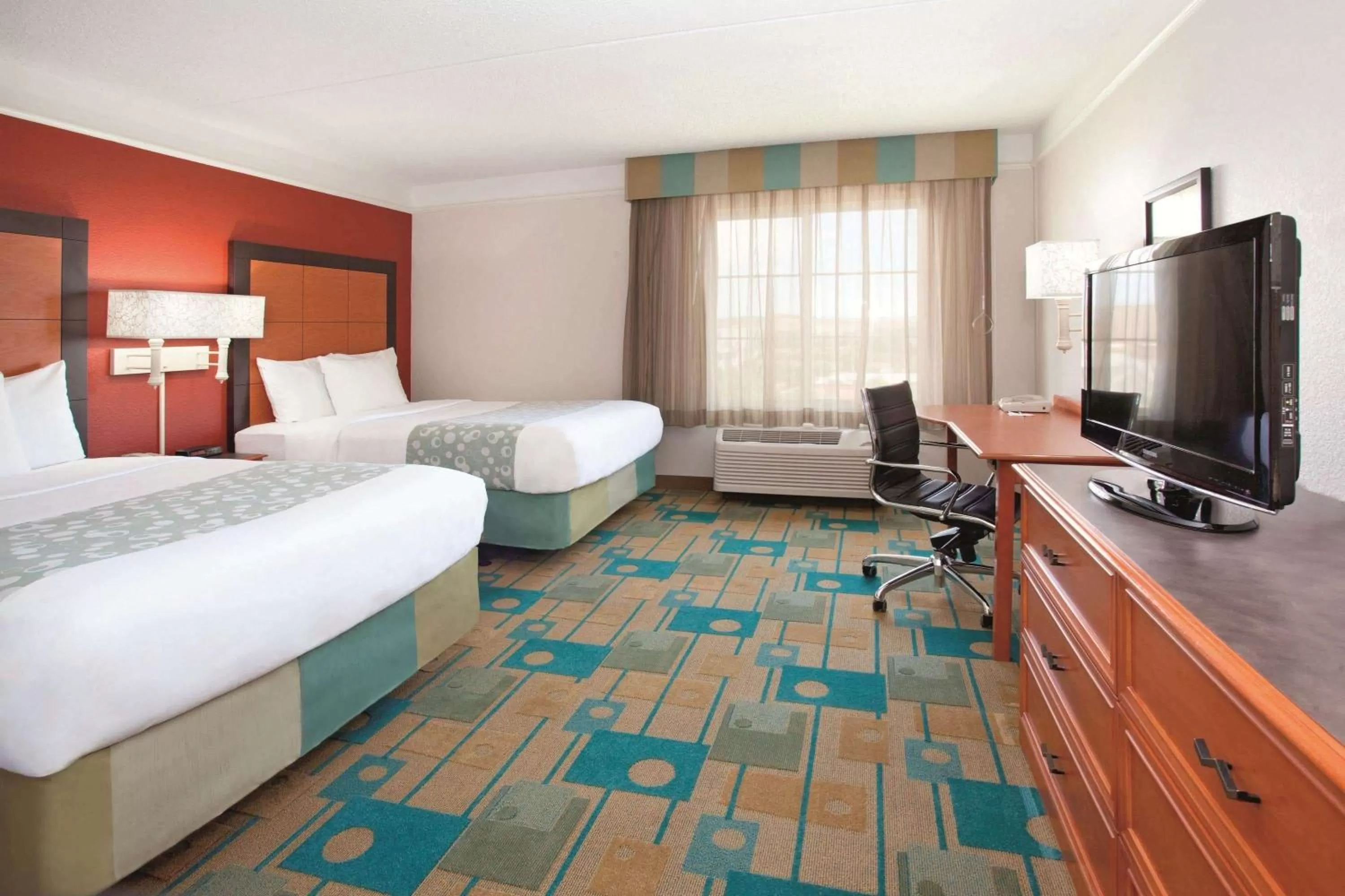 Photo of the whole room, Bed in La Quinta by Wyndham Colorado Springs South Airport