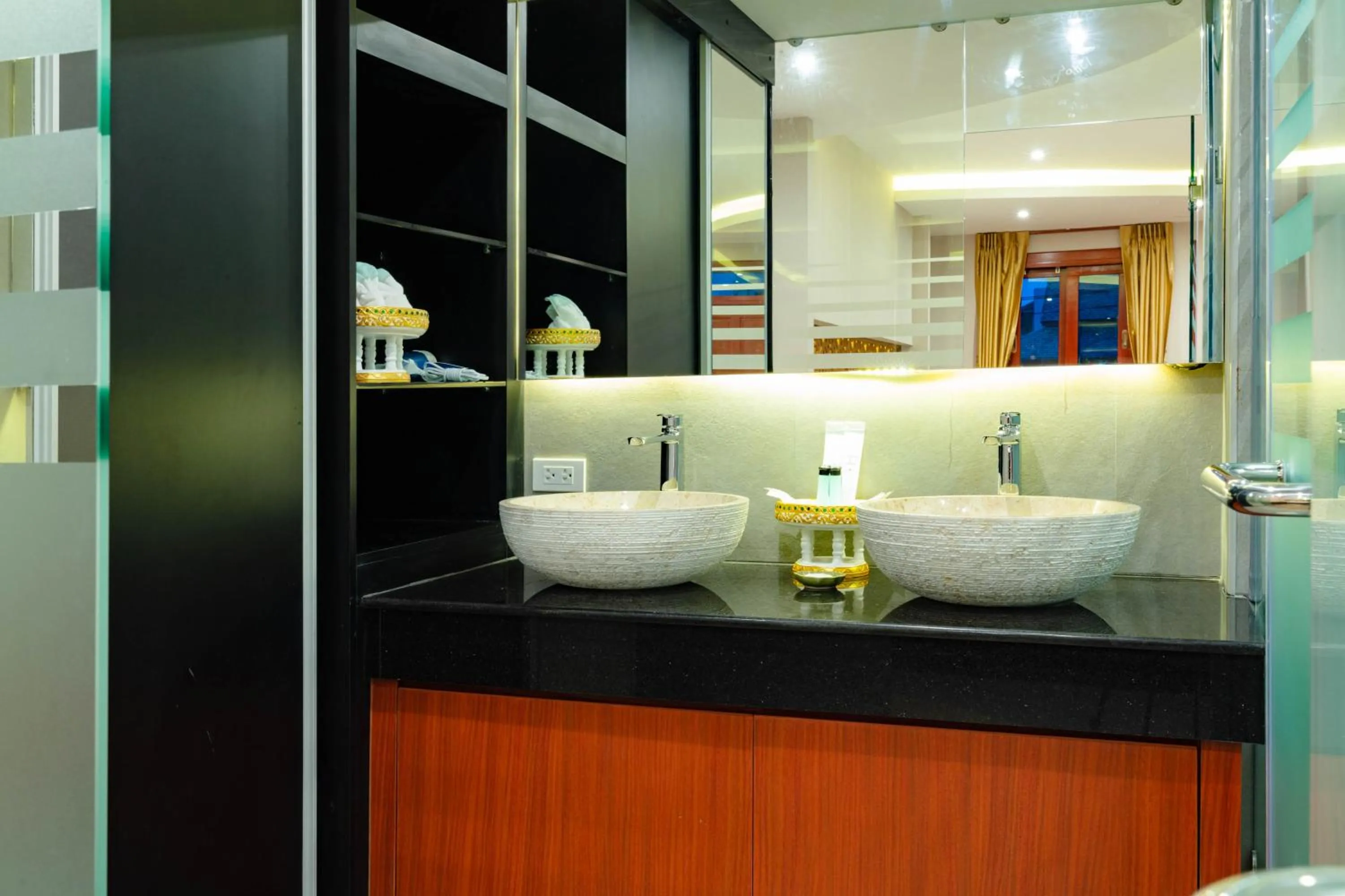 Bathroom in Royal Phawadee Village Patong - 2 Minutes walk to the beach