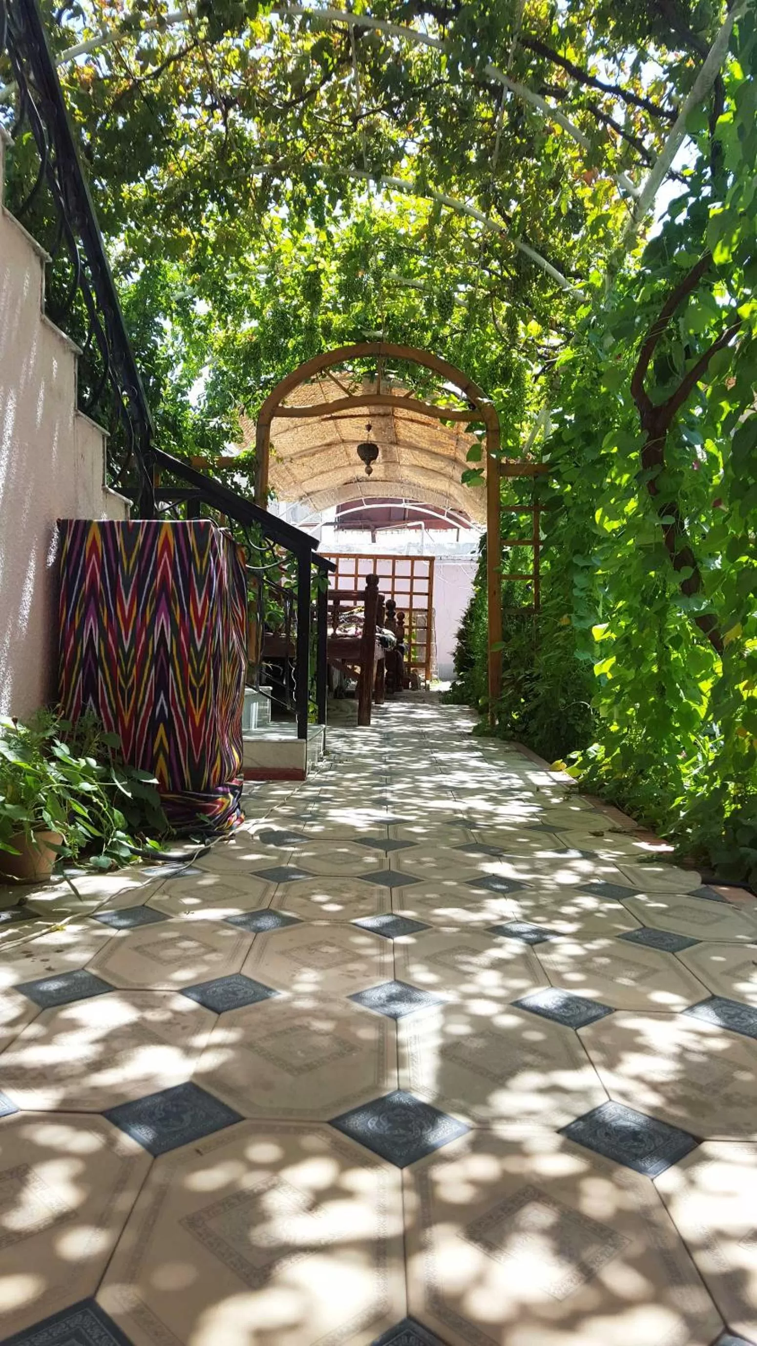 Inner courtyard view in Jahongir Guest House