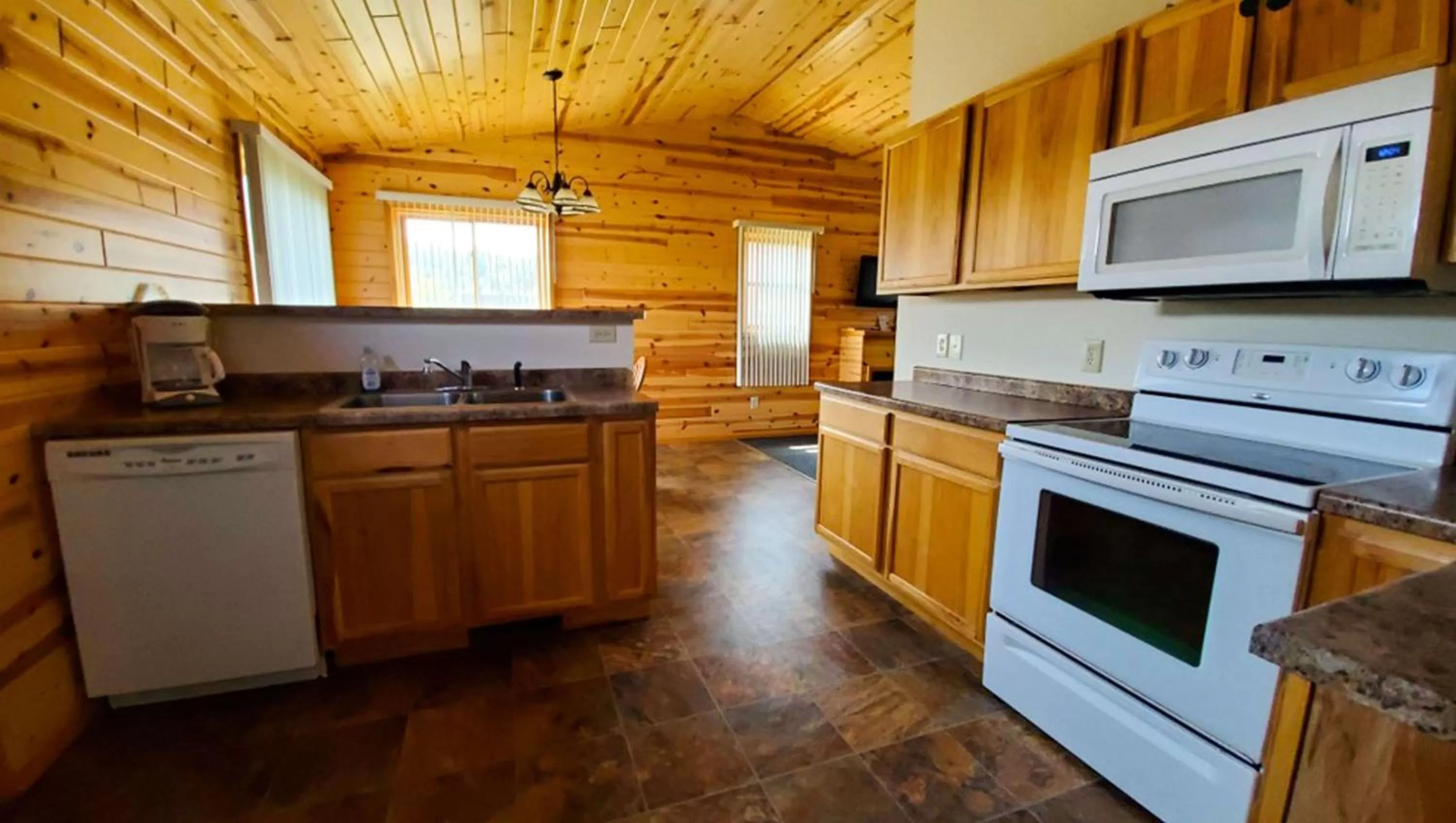 Photo of the whole room in Jasper Ridge Inn Ishpeming