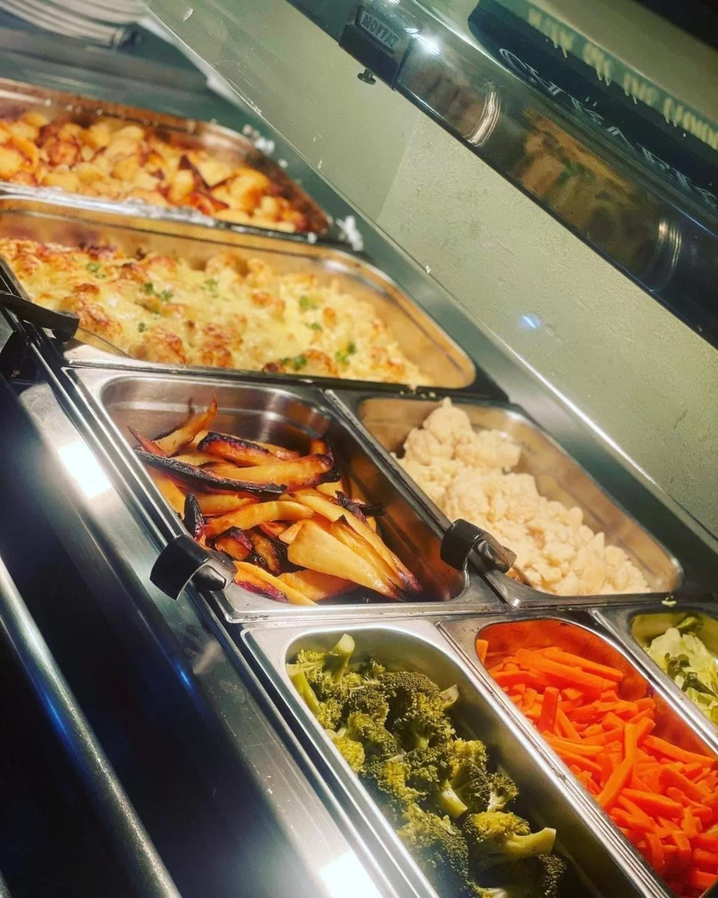 Food and drinks in The Fountain Inn & Riverside Restaurant