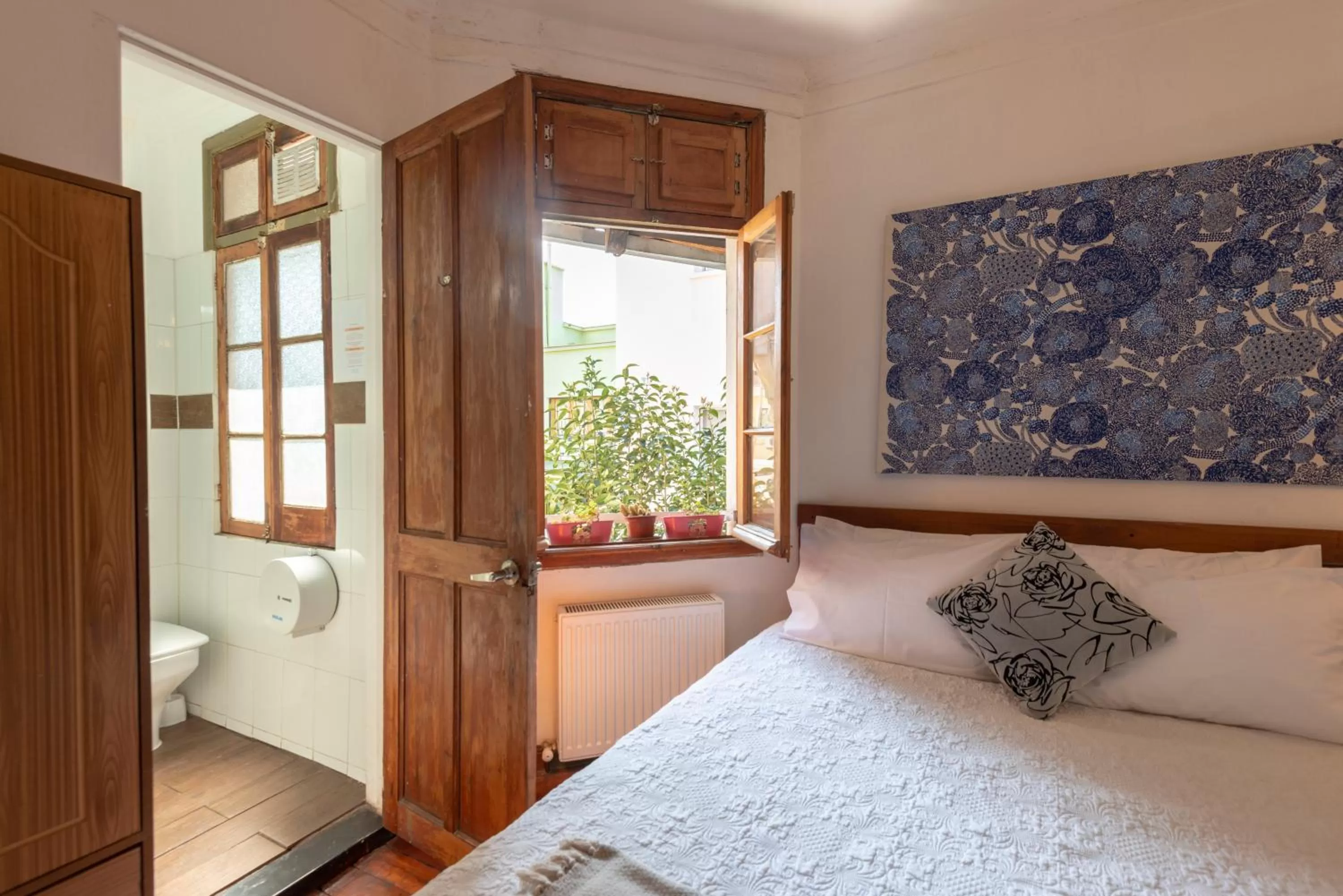 Bathroom, Room Photo in Providencia Bed & Breakfast