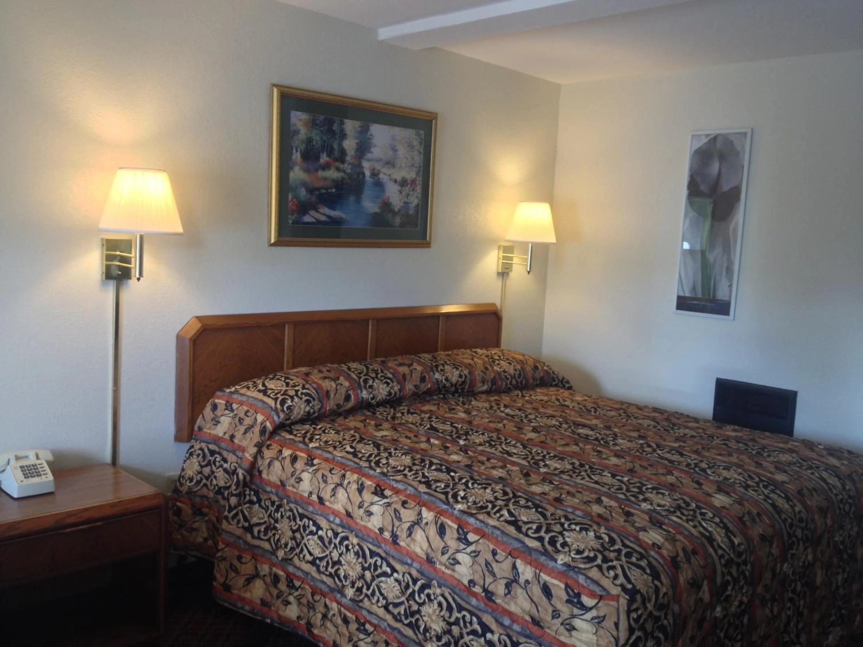 Bed in Battlefield Inn Springfield