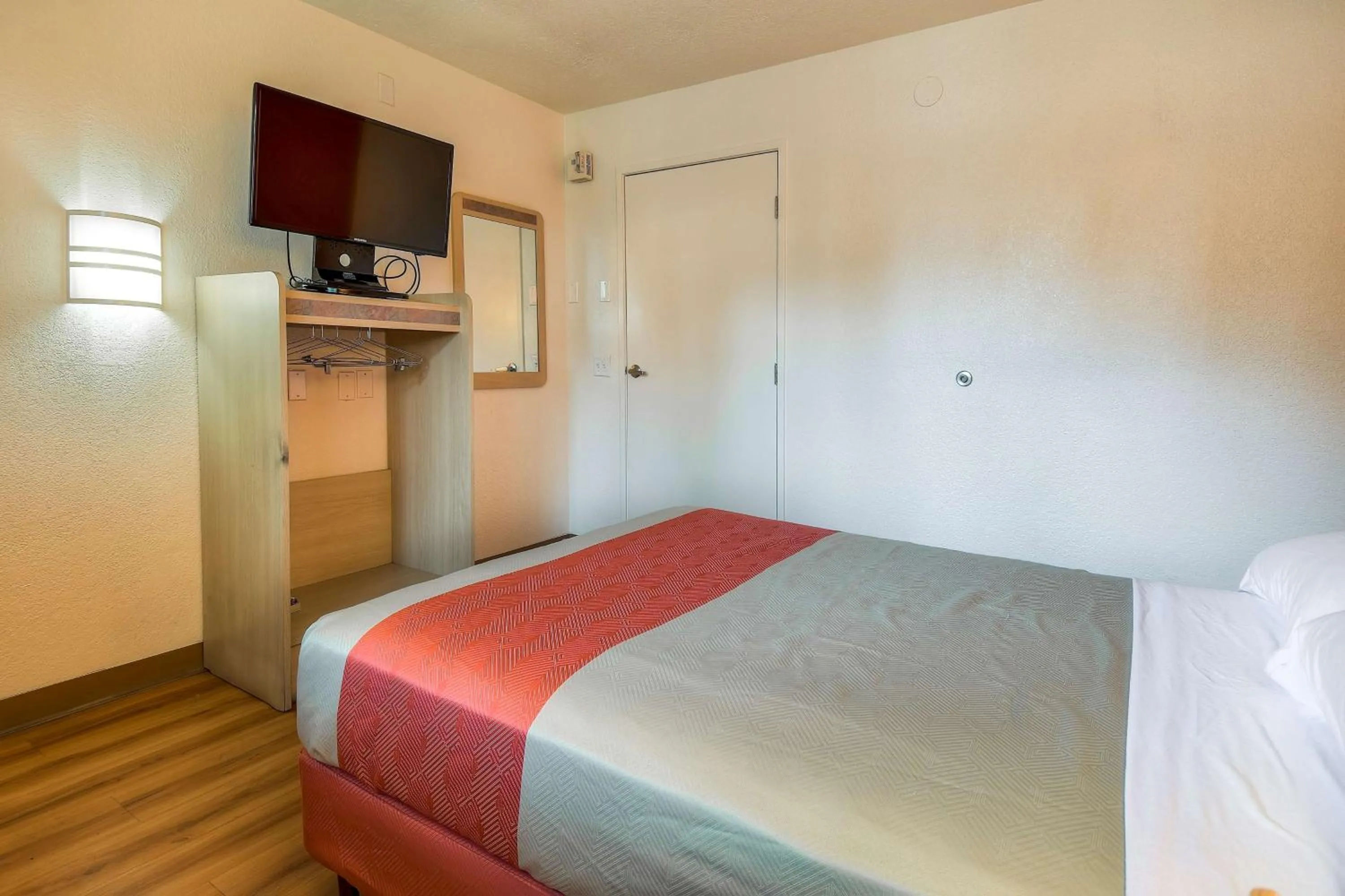 TV and multimedia, Bed in Motel 6-Chino, CA - Los Angeles Area