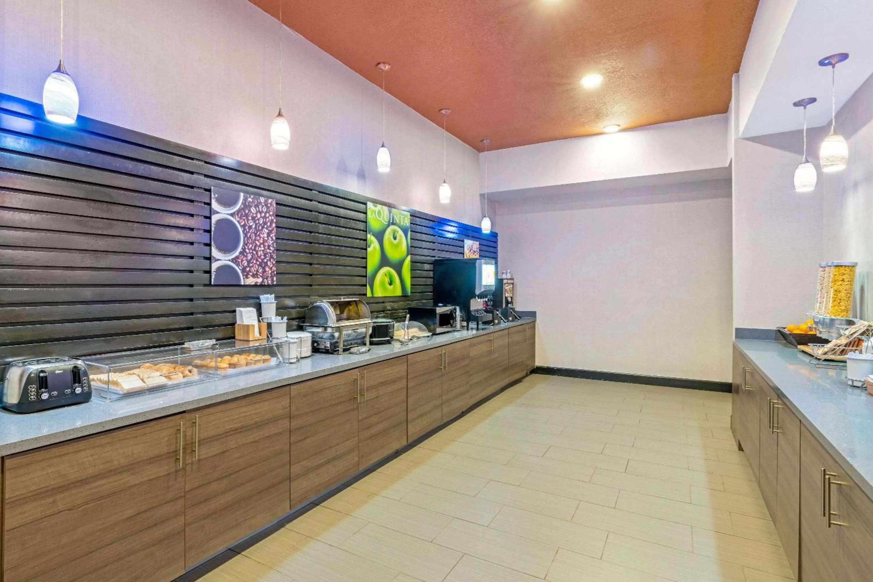 Restaurant/places to eat in La Quinta by Wyndham Guthrie