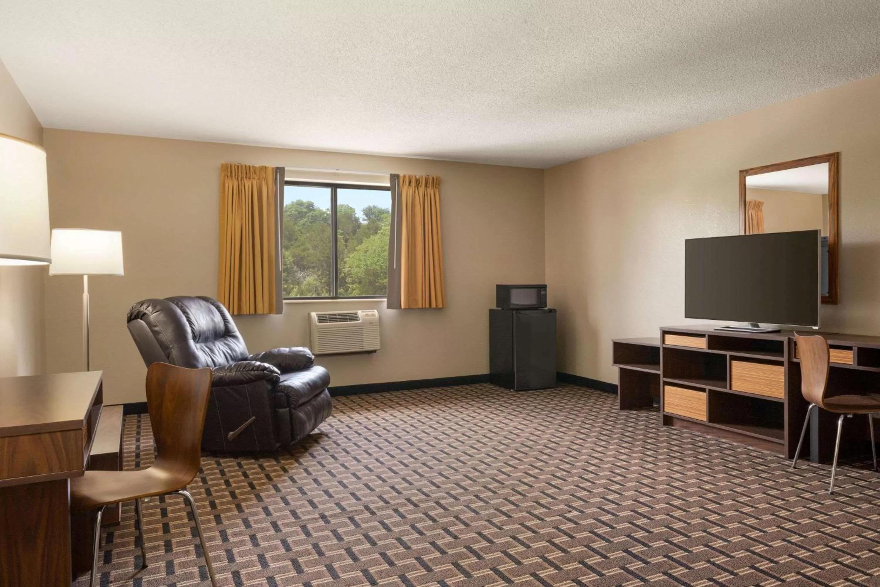 Photo of the whole room in Super 8 by Wyndham Mayfield