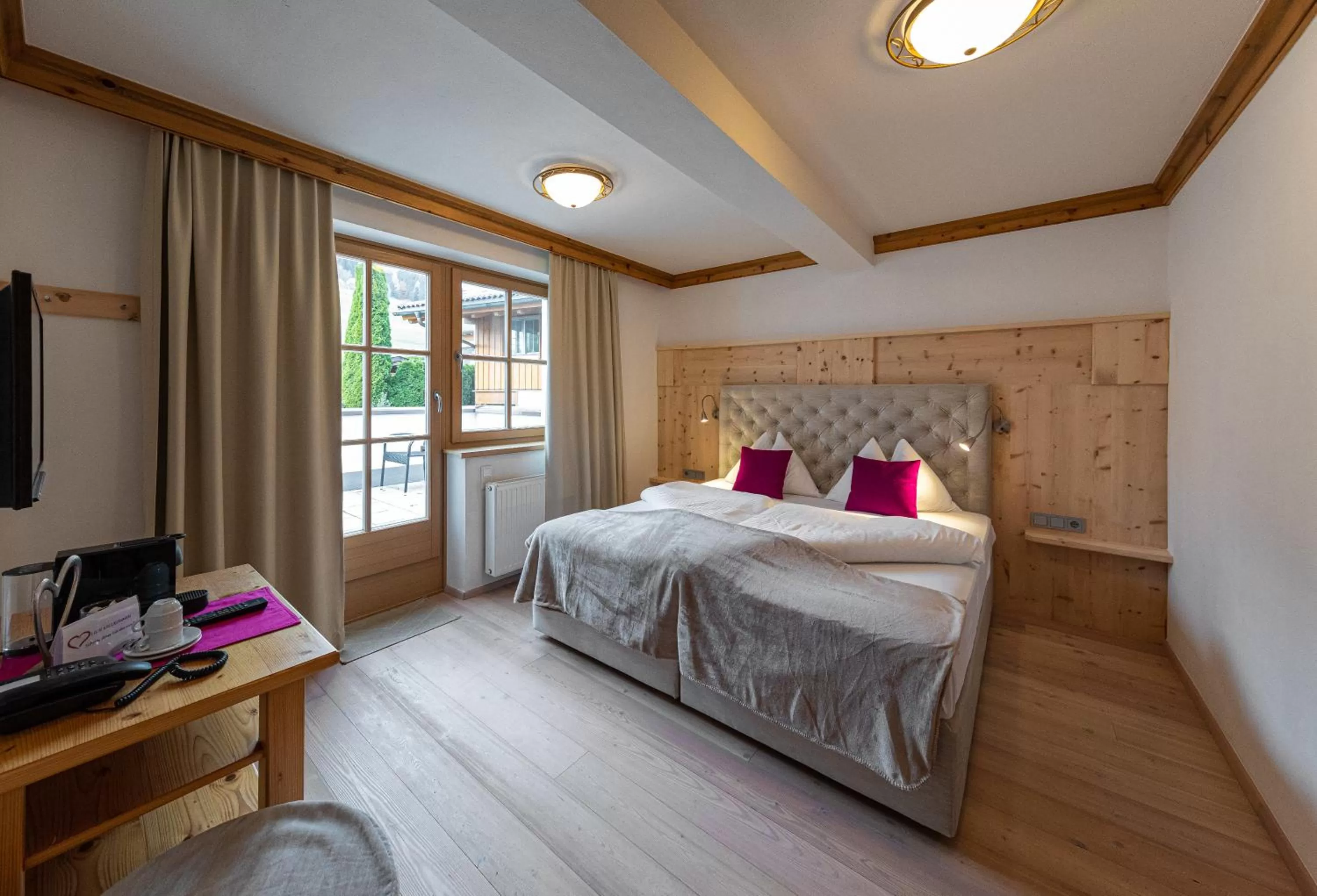Bedroom, Bed in Hotel und Alpen Apartments - Bürglhöh