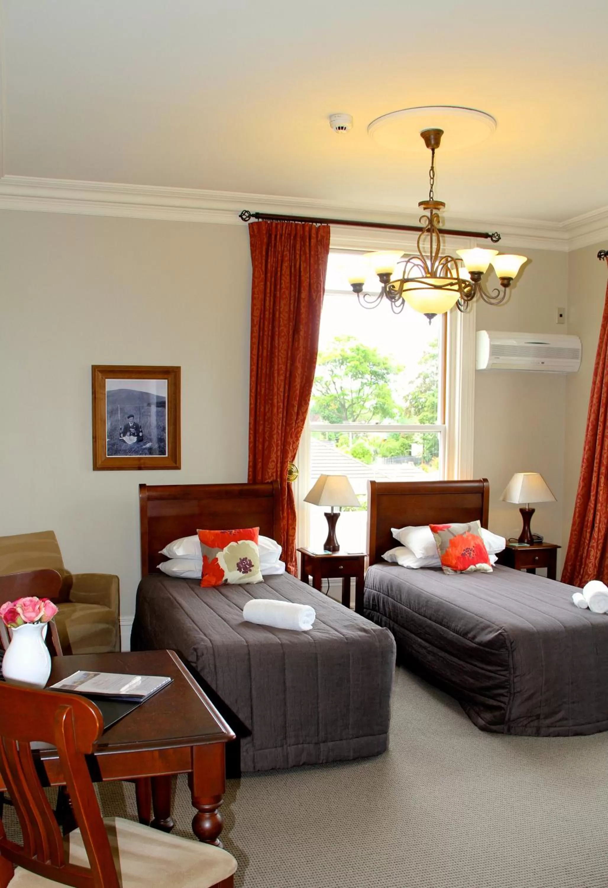 Photo of the whole room, Bed in Merivale Manor