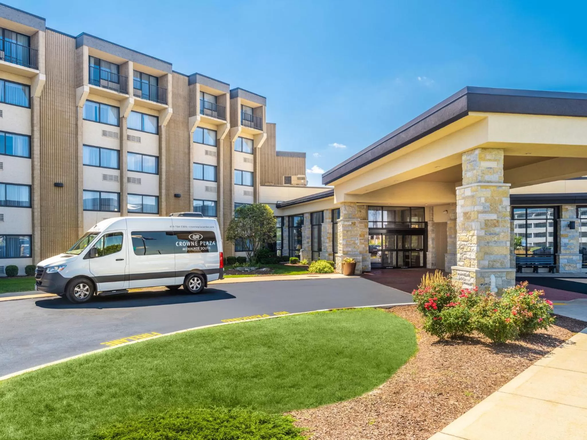 Property building in Crowne Plaza Milwaukee Airport by IHG
