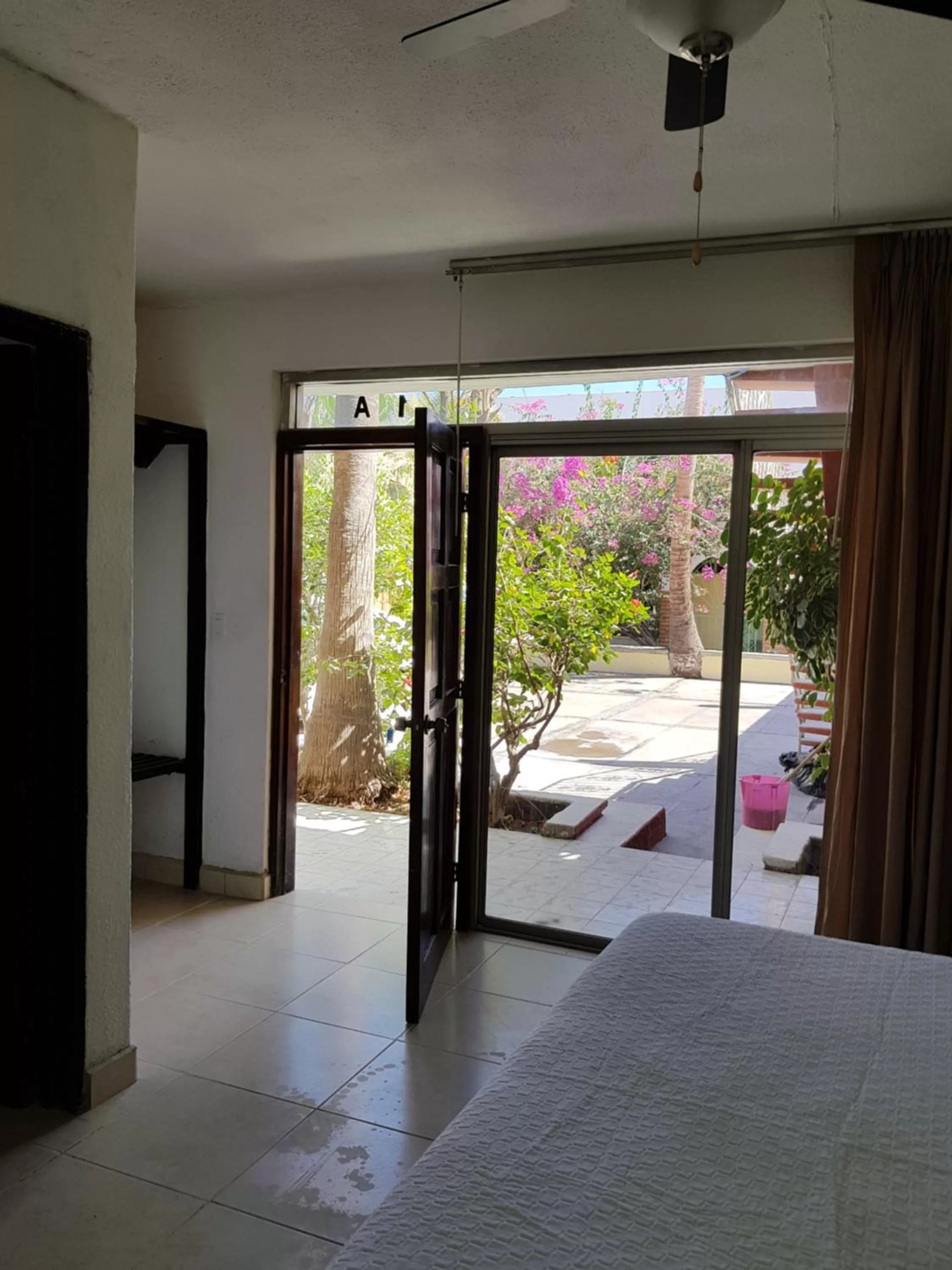 Balcony/Terrace, Bed in Hotel Calafia